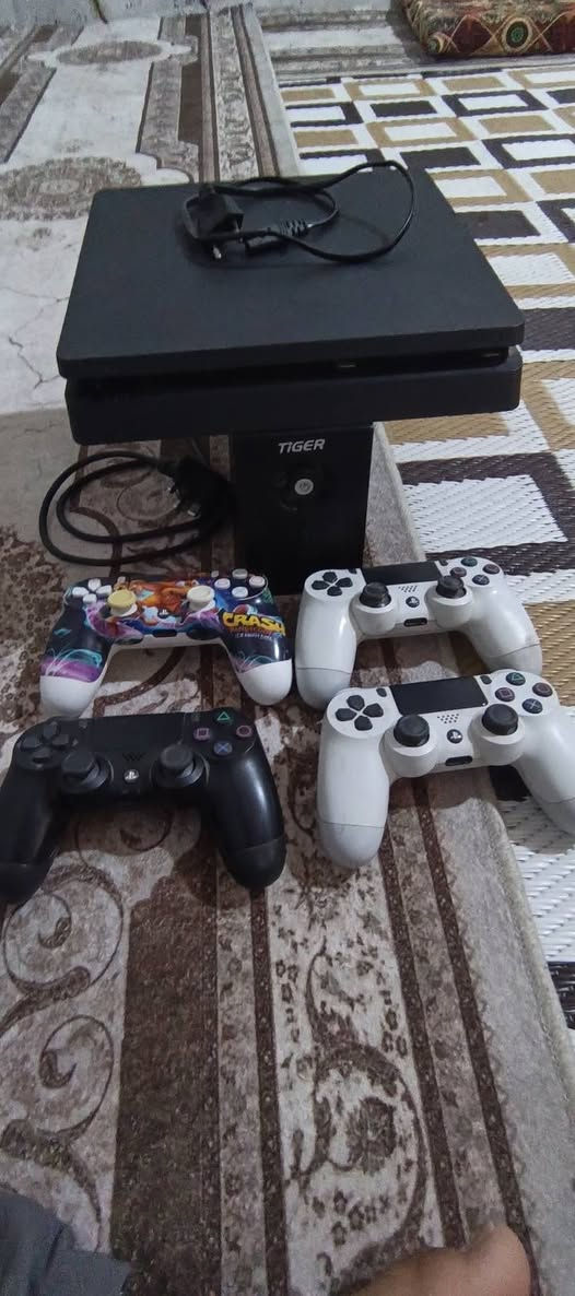بلي فور سلم مهكر قرص نضيف وياه يوبيس واربع يدات كامل الجهاز السعر 325 بي مجال الرقم ***********
بي واتساب
