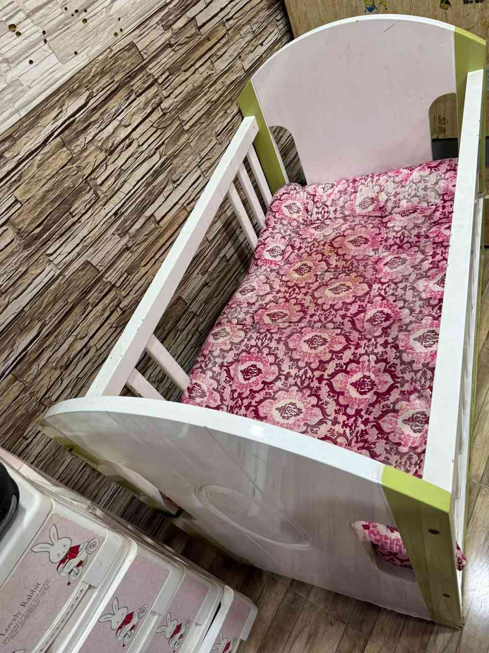سرير اطفال ماخذته من بصره سنتر  مع جرارات ثنين موجود بشارع التجاري
+964 788 166 1377
