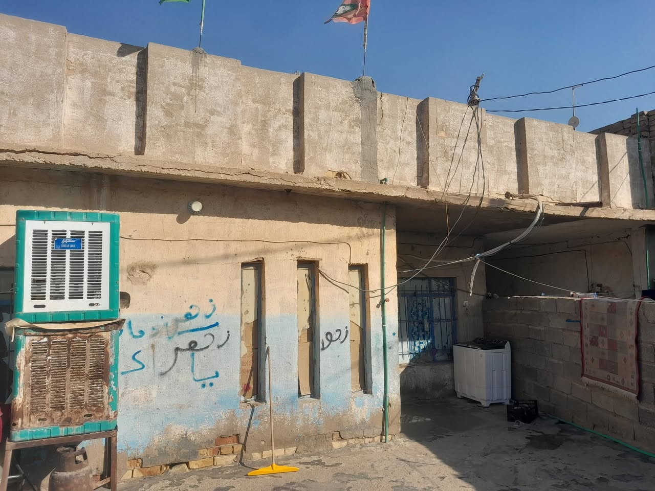 بيت للبيع طابو صرف مساحه ٢٥٥ عنوان الزبيديه حي العسكري بالقرب من بيت غيدان غرفتين نوم وصاله واستقبال وحمامات كامل للعلم انا مكلف بالنشر للستفسار التصال***********
