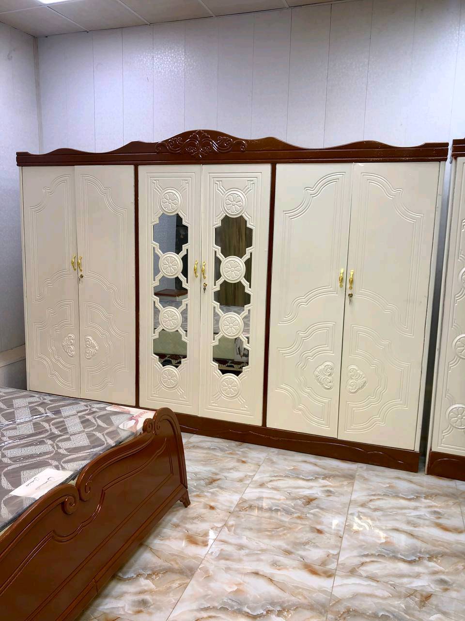 غرفة اخشاب  بسعر مليون و350 توصيل 50 الف  

⚜️تفاصيل الغرفة ....⚜️

صاج خارج ٤ملم ام دي اف 🪭
وداخل صاج ٣ملم 
صبغ مرمري درجة اولى 


عدد القطع  ٧ قطع 😍
1 //جرباية  قياس  ١٦٠ × ٢٠٠ 
//ميز جانبي ايسر قياس ٥٠
2// وميز  جانبي  قياس ٥٠
3// زاوية ارتفاع مترين عرض ٨٠
4// وميز بلازمه  
5//وميز مراية ارتفاع مترين عرض ١٢٠
6// وكنتور ٦ باب  ارتفاع مترين و١٥ طول ٣ متر و١٥

القطعه الثامنة حسب الطلب شازلون
سعرها ٥٠ الف ❤️
طابوريه ١٥ ❤️