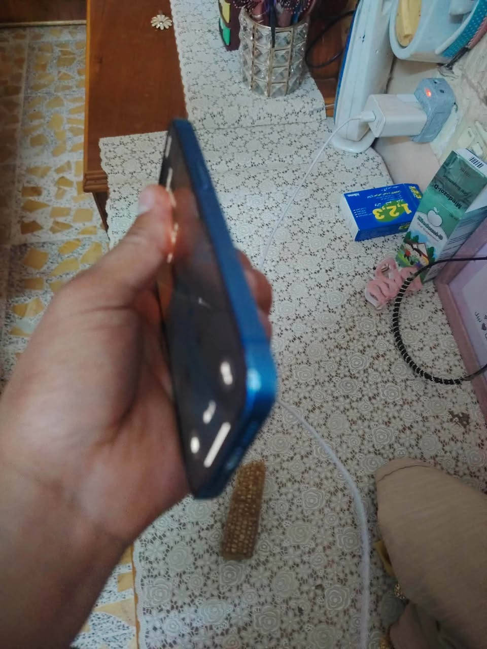 اسلام عليكم شباب ايفون13عادي جاز نضي ما مبدل ولا مفتوح الجهز نضيف الجهاز كله عل ابلاد جهز ذكره128او دبل سيم كارت جز نضيف غير اكو ضربه بل شاصي كلش خفيفه الجهز سعرو  450اوبي مجال لطيبين رجان ال مو شري لا يتعبني او هذه رقمي***********

نص مكتوب في الصور:
- كما هو الحال مع البطاريات القابلة لإعادة الشحن، بطارية الهاتف قابلة للاستهلاك وتصبح أقل فاعلية مع الوقت. معرفة المزيد... الحد الأقصى للقدرة ٨٠٪ هذا قياس لقدرة البطارية مقارنة بقدرتها عندما كانت جديدة. قد تتسبب القدرة المنخفضة بتقليل ساعات الاستخدام بين عملية الشحن والأخرى. أقصى قدرة للأداء ستساعد الأنظمة المضمنة في النظام والمكونات في تخفيف آثار الأداء التي قد تلاحظها أثناء التقدم الكيميائي في عمر بطارية iPhone. شحن البطارية المحسن للحد من استنزاف عمر البطارية، يتعلم ال iPhone من عادات الشحن اليومية، بحيث ينتظر ولا يتجاوز ٨٠٪ حتى يحين موعد حاجتك إلى استخدامه.