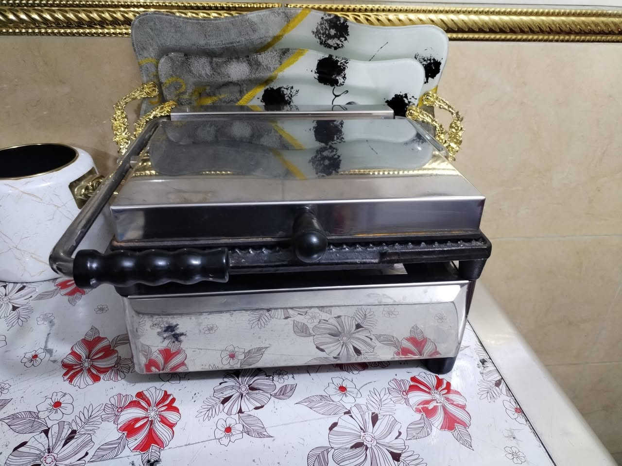 سلام عليكم شوايه كص جديدة ٦ اعيون البيع معه شيش معه قاعدة شويه همبركر تركي صاجيه كص رقم تواصل ***********
