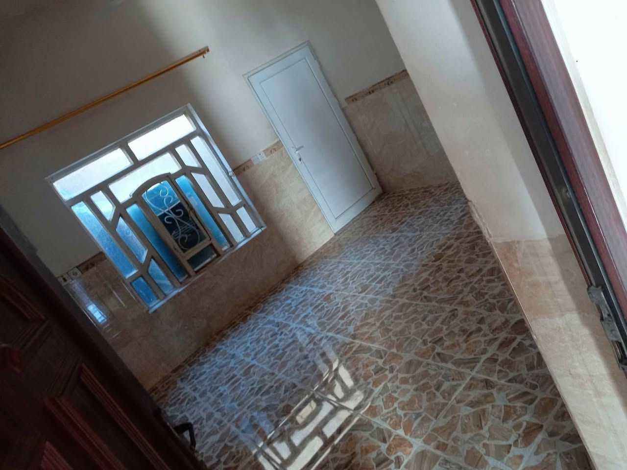 بيت مساحته 180 متر
بناء طابقين فول
الطابق الأول يحتوي على 2 غرفة نوم وصالة كبيرة واستقبال ومطبخ وصحيات
والطابق الثاني يحتوي على 4 غرف نوم إضافة إلى صالة وصحيات
بناء حديث
الموقع حي الصديق خلف أسواق الشهداء 
للتواصل والاستفسار تواصلوا مع الرقم
***********
