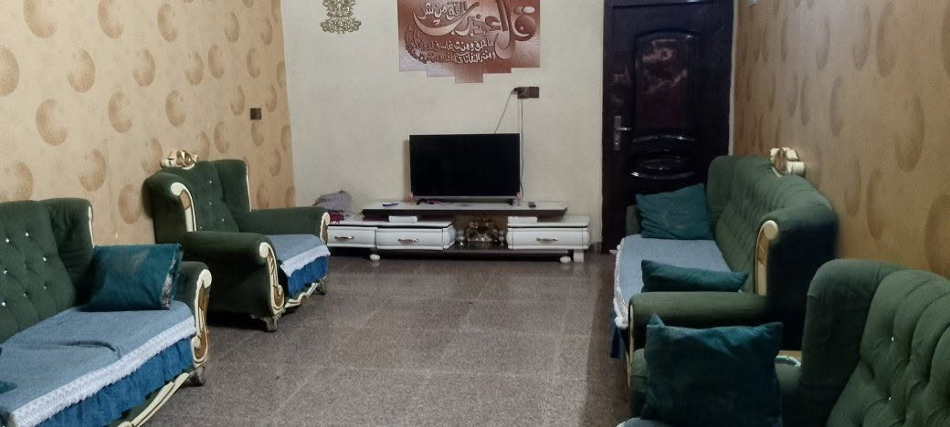 بيت لبيع مساحة 80 متر واجهي 4طابقين ونص العنوان بغداد نعيرية يم مدرسة حمورابي قرب شارع محمد القاسم مربع الذهبي ***********السعر205 بية مجال قليل لطبين
