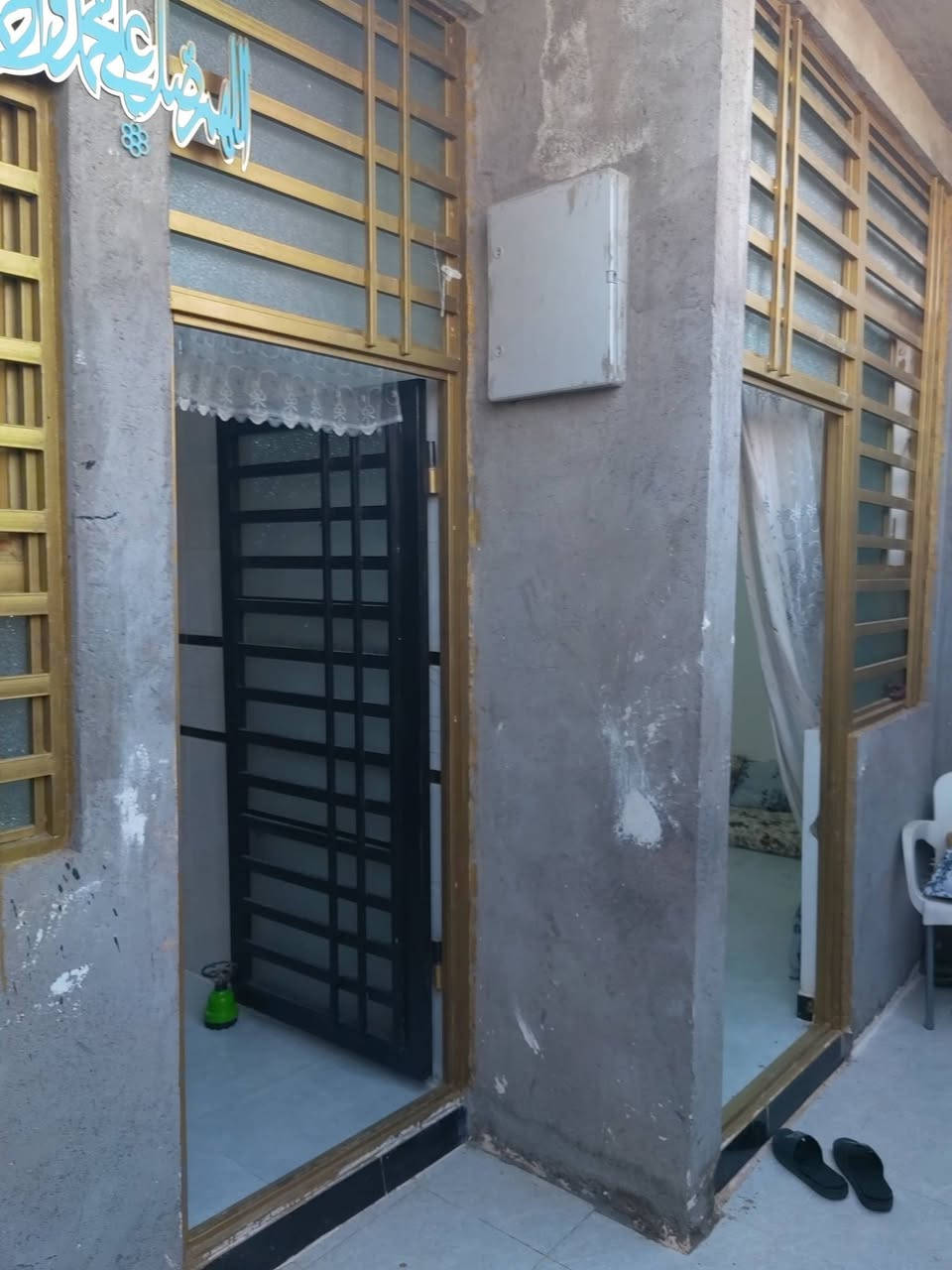 السلام عليكم بيت مساحه ١٠٠ متر للبيع 6.75*14.70 بناء جديد قبل ٦ اشهر كمل خدمات كامله مي ومجاري وكهرباء موقع البيت مثلث الحر البوري الاسود قرب حسينية شهداء الحشد الشعبي وتنزل قرب اسواق علاوي الطائي البيت صب كونكريت رباط ٤٠*٥٠ ماي ومجاري وتأسيس درجه اولى ارضيه بورسلين ٦٠*٦٠ مطبخ سيراميك حمام الواح كامل وبي تفاصيل هواي الي يحب يستفسر مو مشكله سعر البيت ب ٥٢ وبي مجال وهذا رقمي ***********
