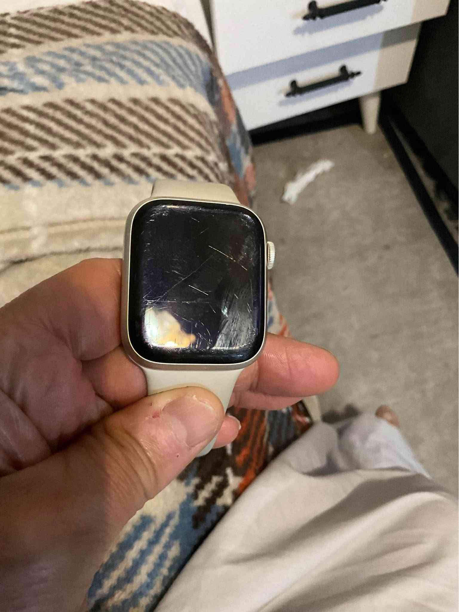 ابل واتج بحالة ممتازة البطارية ‎%‎81 مع الكارتونية بيها شخوط على الشاشة اللون أبيض *********** بغداد, العراق

نص مكتوب في الصور:
- 20:28 Battery Health ging past 80% until you need to use it. Maximum Capacity: 82% This is a measure of battery capacity relat- ive to when it was new.
