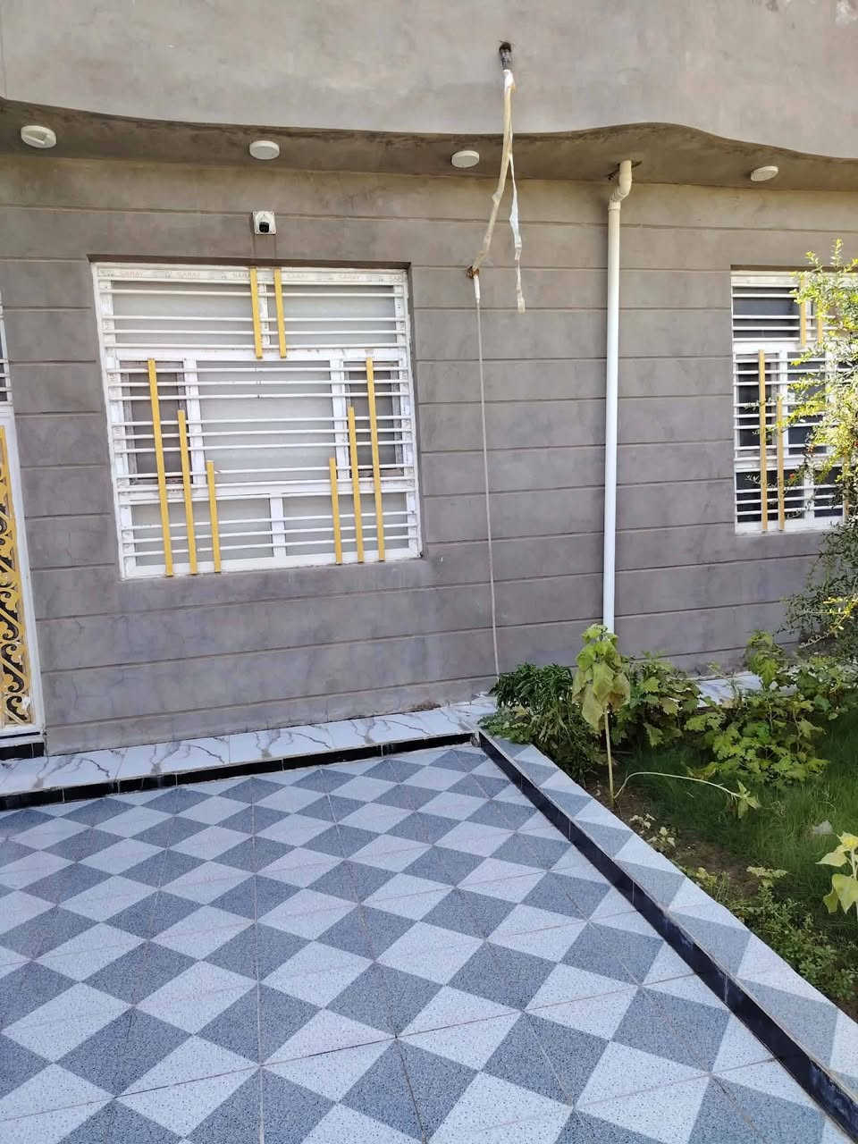 بيت للبيع – الحمزة الشرقي

📍 حي الإمام الصادق – بنزلة المحامي صباح قرب آل سيد إبراهيم

📐 المساحة: 250م
🏠 بناء حديث كونكريت مسلح – طابق واحد

البيت يحتوي:
• غرفتي نوم
• استقبال وصالة واسعة
• مطبخ بارد وحار
• صحيات داخلية وخارجية
• حديقة 🏝️
• گراج سيارة 🚗
• منظومة كاميرات
• بيبان خشب تسگام وبيبان حديد تسگام
• شبابيك حديد تسگام
• بيبسي وجبس بورد للسقوف

المنطقة بيها كافة الخدمات: ماء، مجاري، تبليط، إنترنت ضوئي وأرصفة.

🏦 مطلوب إسكان 30 مليون يتحول على المشتري ويا الكفيل
💵 تسديد الإسكان 215 ألف بالشهر

البيت للبيع أو مراوس بالديوانية.

📞 للاستفسار: ***********
