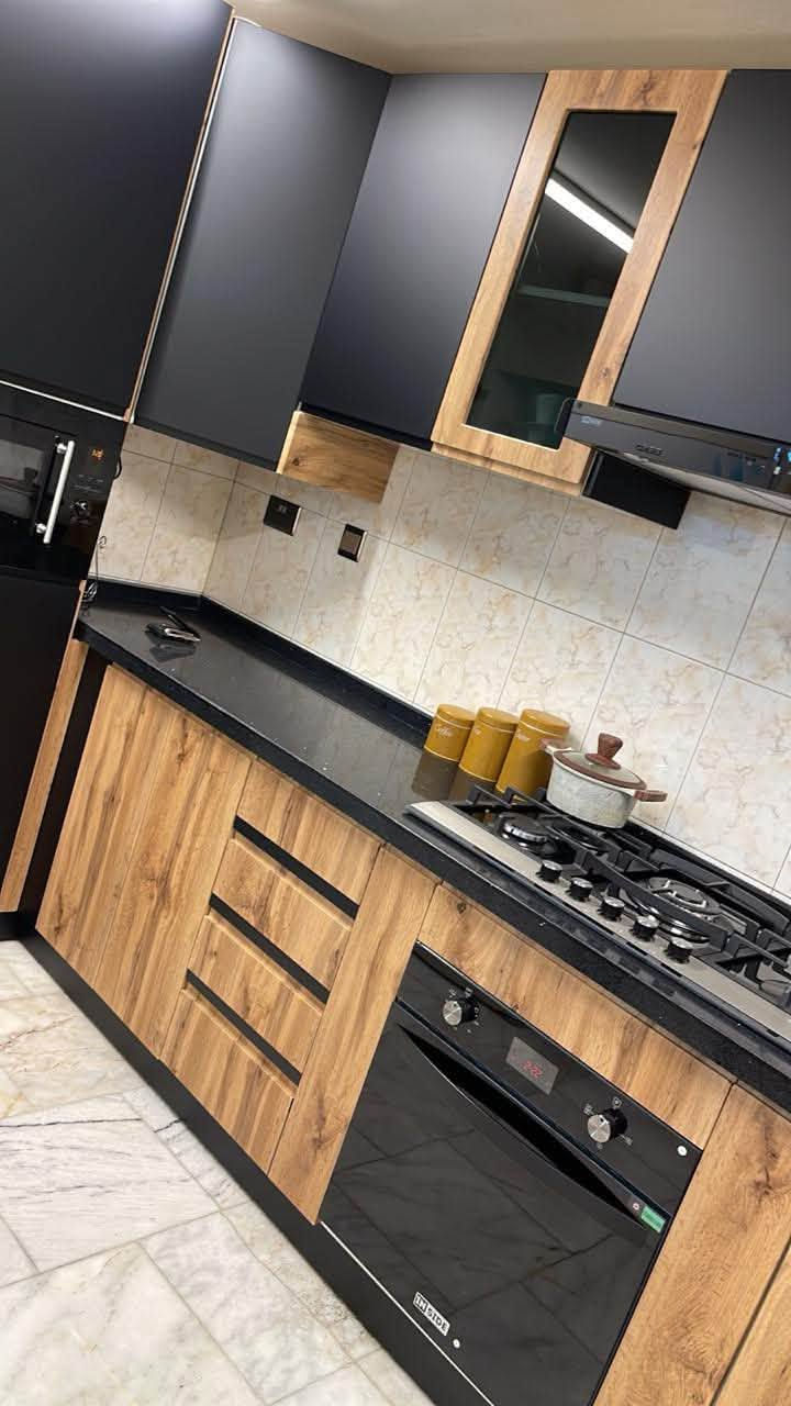 🔥 مطبخ كامل بحالة أخو الجديد للبيع 🔥
✨ كاونتر مطبخ كامل معلّق وأرضي بحالة ممتازة جداً، أخو الجديد
🤍 سطح كوارتز طبيعي أنيق وفخم
🚰 سنك بحالة ممتازة
🔥 مكان طباخ قياس 90 سم
🍞 مكان فرن قياس 60 سم
📺 مكان مايكرويف قياس 60 سم
🍽️ مكان مخصص لغسالة الصحون
🧴 كاونتر منظفات مع سلة
🍳 كاونتر خاص للصواني
📐 كاونتر زاوية للاستفادة من المساحة

😍 مطبخ مرتب وعملي ومتكامل، يوفر عليكِ تعب وتكلفة تفصيل مطبخ جديد!

💰 السعر: 2,500,000 دينار فقط

📍 المكان: العامرية – شارع العمل الشعبي
📞 للاستفسار: ***********

✨ اللي يشوفه على الطبيعة يعرف قيمته… فرصة حلوة للي يريد مطبخ جاهز وفخم وبحالة ممتازة.
