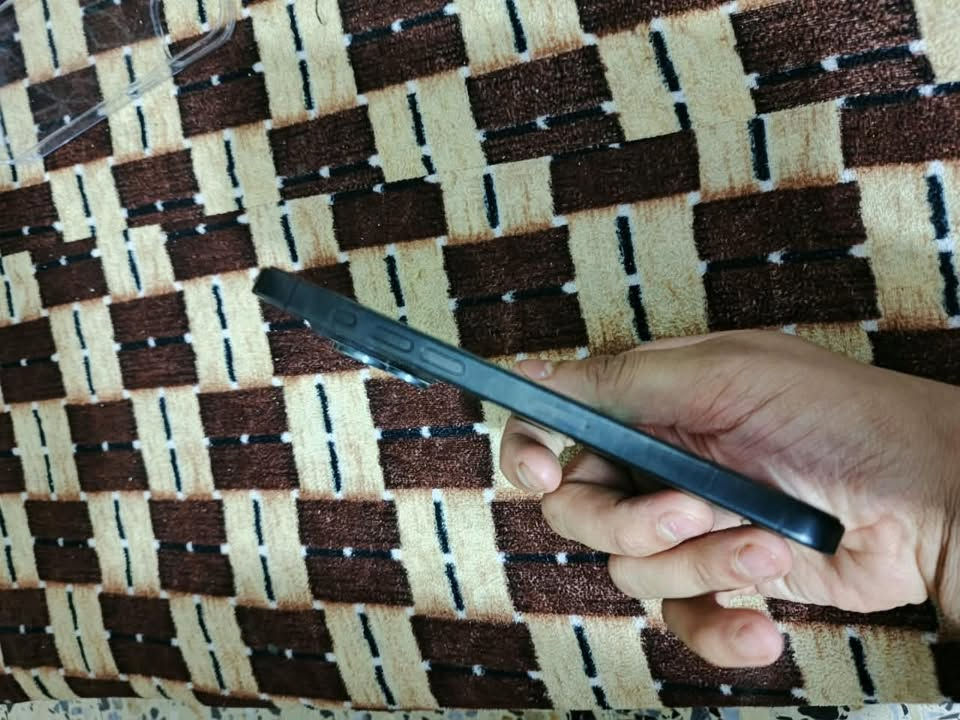 السلام عليكم 
ايفون 15برو ماكس عربي شرق اوسط 
بطاريه 85
ذاكره 256
 اللون تيتانيوم اسود 
مستبدل شاشه اصليه بس تقره غير معروف 
وفطر بلظهر 
السعر 750 
***********
