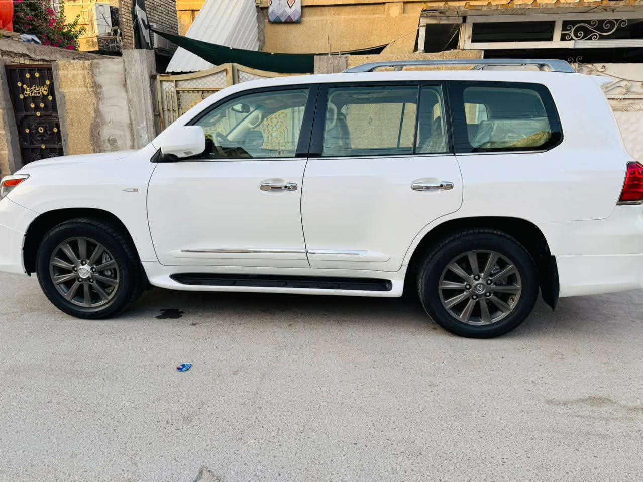 لكزز LX 570 • ٢٠١١ • رقم بغداد