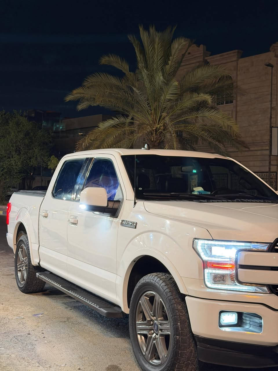 فورد F-150 موديل 2020 (لاريت - Lariat)
الويل 20
الفئة: لاريت (Lariat)
الوارد: كندي (كلين تايتل - بدون صبغ نهائياً)
المحرك: 2.7L توين تيربو 6 سلندر (EcoBoost V6)
الرقم: أربيل (بأسمي السياره)
اللون الخارجي: أبيض
اللون الداخلي: جلد أسود
أبرز المواصفات:
الباب يحتوي على رمز سر (كود سري لفتح الأبواب)
فتح الباب الخلفي (البدي / الصندوق) عن بُعد بواسطة البصمة (Remote Tailgate Release)
فتحة سقف بانوراما مزدوجة (Twin Panel Moonroof)
جامة خلفية سلايد تفتح وتغلق كهربائياً (Power Sliding Rear Window)
مرايات جانبية كهربائية (طوي + تحكم)
نظام دفع رباعي (4x4) مع أنظمة قيادة متعددة
كشنات جلد أسود (تدفئة وتبريد للمقاعد الأمامية + تدفئة للمقاعد الخلفية)
شاشة كبيرة تدعم Apple CarPlay و Android Auto
نظام صوتي فاخر (B&O)
تشغيل عن بُعد + بصمة
رادار وتنبيه عند الخروج عن المسار
كاميرات وحساسات للمساعدة في الركن
دواسات جانبية ثابتة
حالة السيارة:
البدي: كلين تايتل، مكفولة من الصبغ والتعديل نهائياً.
بشرط الفحص السيارة بحالة ممتازة وبدون أي نقص.
السعر: 350 ورقة (35,000 دولار)
الموقع: بغداد / شارع فلسطين
للتواصل والاستفسار: ***********
