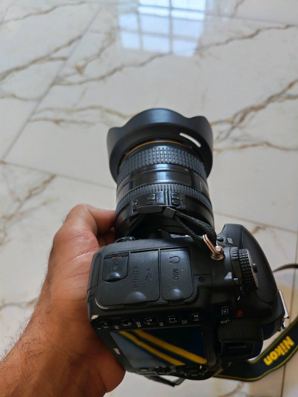 كامرة نيكون لعشاق المصورين نيكون d610فول فريم 
مع عدسه 24-120vr.fxفتحه عدسه 4 فول فريم دبل سبيلازر 
مع كامل الملحقات /جنطه+ حماله كتف+رام+ناقل صور 
المكان الانبار