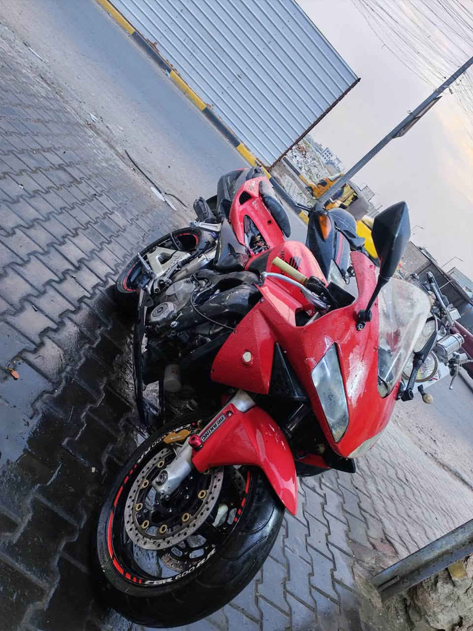 سلام عليكم دراجه RR600دراجه ابيع طافيه بيه طبك بلضفيرة السعر ١٢ وبيها مجال مكان الدراجه الحسينيه رقم التلفون***********
