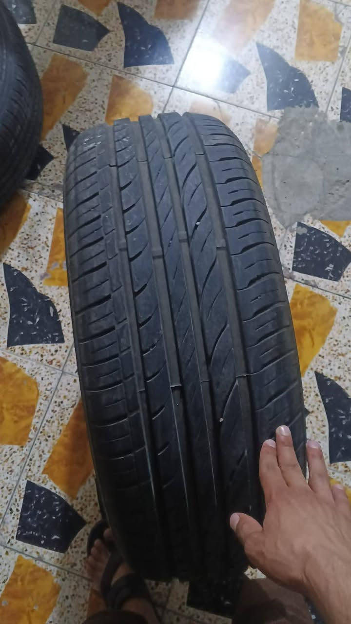 سلام عليكم
تخم تاير حجم 
235/55/19
زوج منهن كومهو كوري 
وزوج صيني 
نضافه 90/100
المكان الانبار فلوجه 
***********
