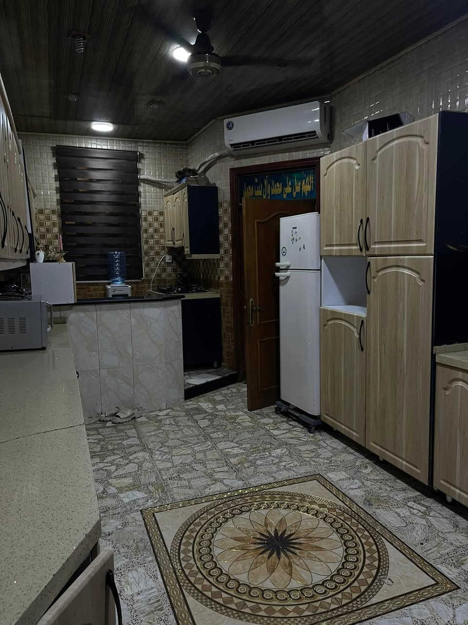 بيت درجه اولى بناء خريطه المانيه مرمر حر مطبخ سيراميك وابواب وجام من الدرجه الراقيه تواصل مع الدكتور ابو البيت منطقه كله بناء جديد قريب عشارع الشهداء ابو دشير اربع غرف تلث حمامات مناور تلاثه سطحين تجي واشوف جمال ونقاوه البيت بعينك ***********
