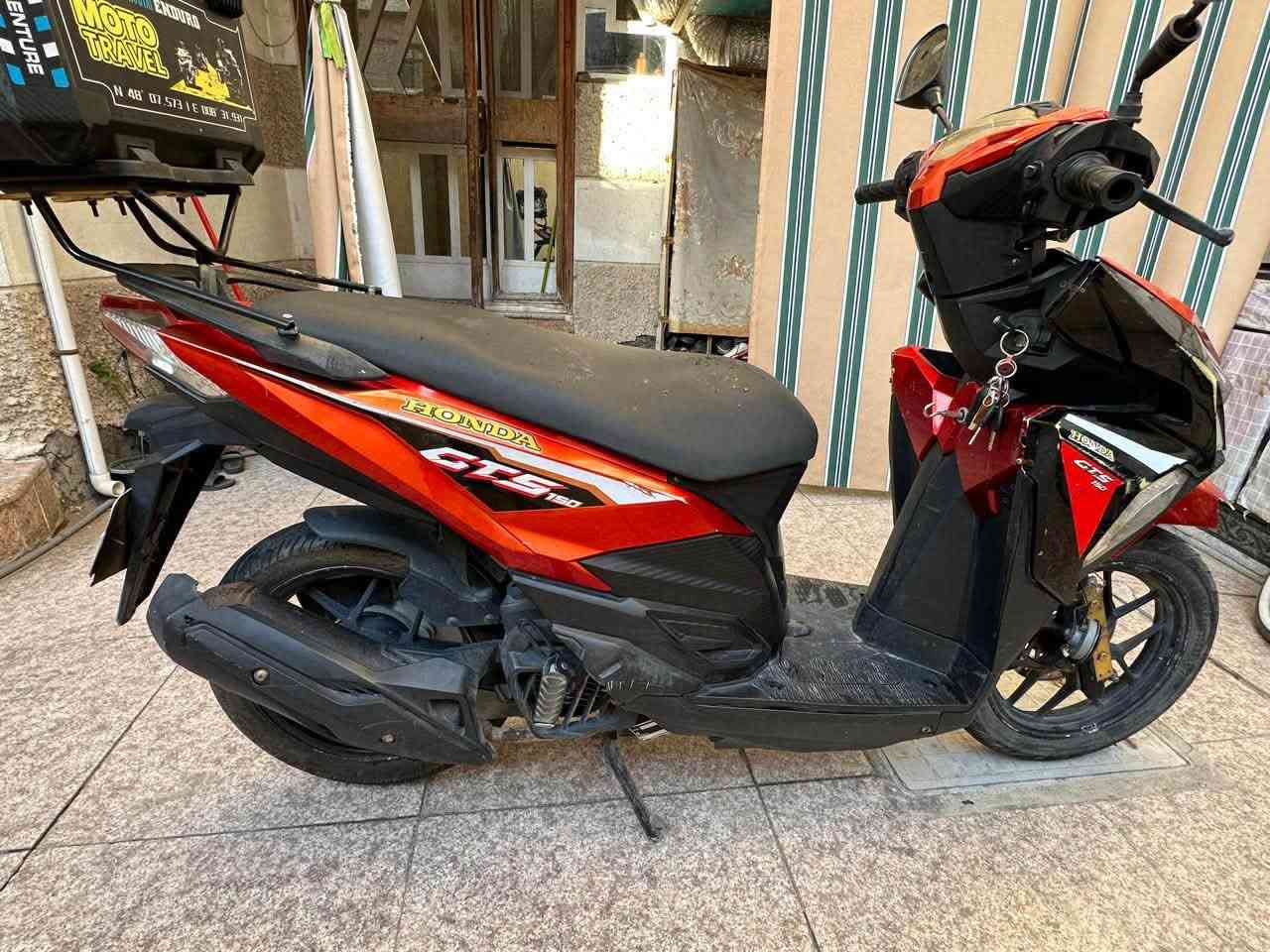 السلام عليكم دراجة هوندا  GTS حجم المحرك 150 رقم بغداد انكليزي بسمي محرك مكفول بلاد  بيها الكفر الامامي مكسرة الكلبسات مالته فقط مكاني بغداد الكاظميه ساحة عدن السعر (1800 مليون وثمان مئة ألف. ) ***********
