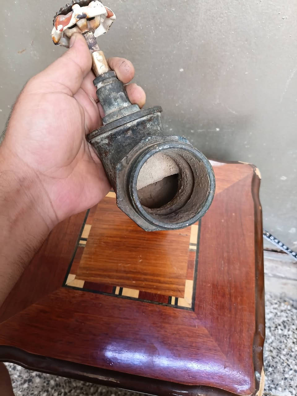 طرمبة عملاقة نحاس وزنها ٢كيلو ونص شغالة وبحالة جيدة ترهم لديكور او للاستمعال حجم ضخم جدا *********** بغداد
