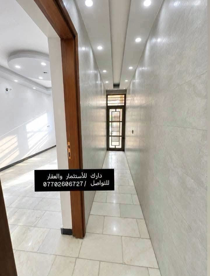 دار للبيع-في البنوك يحتوي مدخلين. واربعة غرف بناء حديث درجة اولى واجهه مرمر ارضيات مرمر. 

(المساحه ١٢٨.٥متر)

(الواجهه ٤.٣٠متر)(النزال ٣٠)

الموقع: البنوك مربع الميثاق

يحتوي على :
اربعة غرف نوم( ثلاث غرف منهم كل وحده سويت كامل
الطابق الاول يحتوي :
-مدخلين
-كراج 
-صاله كبيره
-استقبال كبير
-غرفة نوم 
-صحيات 
-ترك
-مطبخ حار بارد 

الطابق الثاني يحتوي :
-غرف عدد ثلاثه. 
-ممر
-صحيات عدد 3

ملاحظه/ سنة البناء 2022

مميزاته:
واجهه مرمر
ارضيات مرمر
بناء حديث درجة اولى
توجد لدينا عروض أخرى بمساحات مختلفة

نستقبل عروضكم كافة ونسوّقها مجاناً.

ونستقبل طلباتكم ونوفرها بصورة سريعة.

للتواصل والاستفسار
شركة كل العرب
*********** 
موقعنا: البنوك – شارع الكنيسة – مجاور روضة البنوك الأهلية
الشركة مجازة رسمياً من غرفة تجارة بغداد.

نص مكتوب في الصور:
- دارك للأستثمار والعقار
- للتواصل / ***********
- دارك للأستثمار والعقار للتواصل / ***********