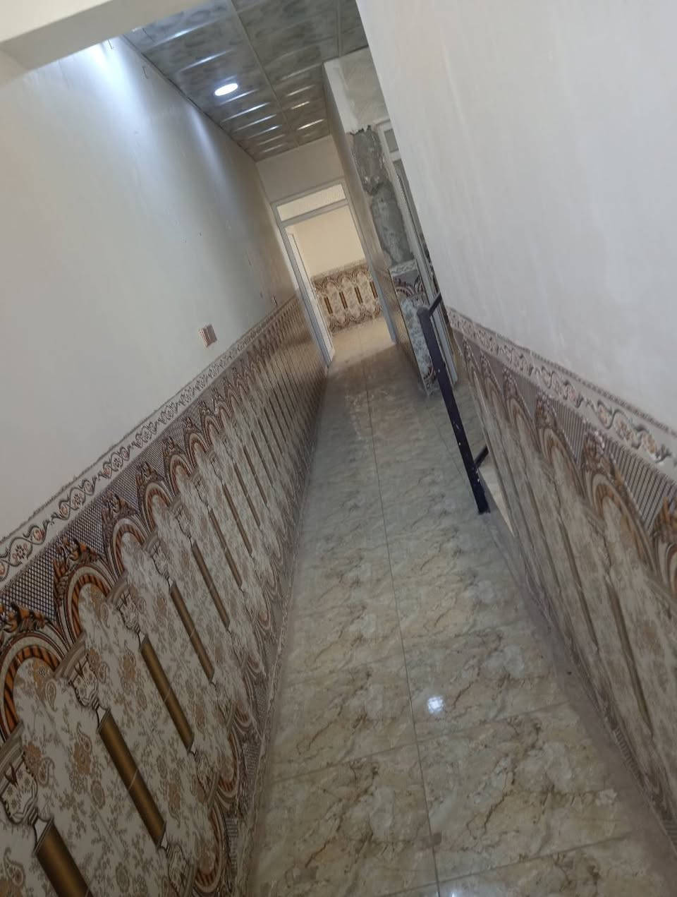 السلام عليكم لدي شقه للايجار طابق  في المربع الذهبي معزول جديد يحتوي على غرفتين نوم ومطبخ واستقبال وسطح معزول  للاستفسار أكثر ***********
