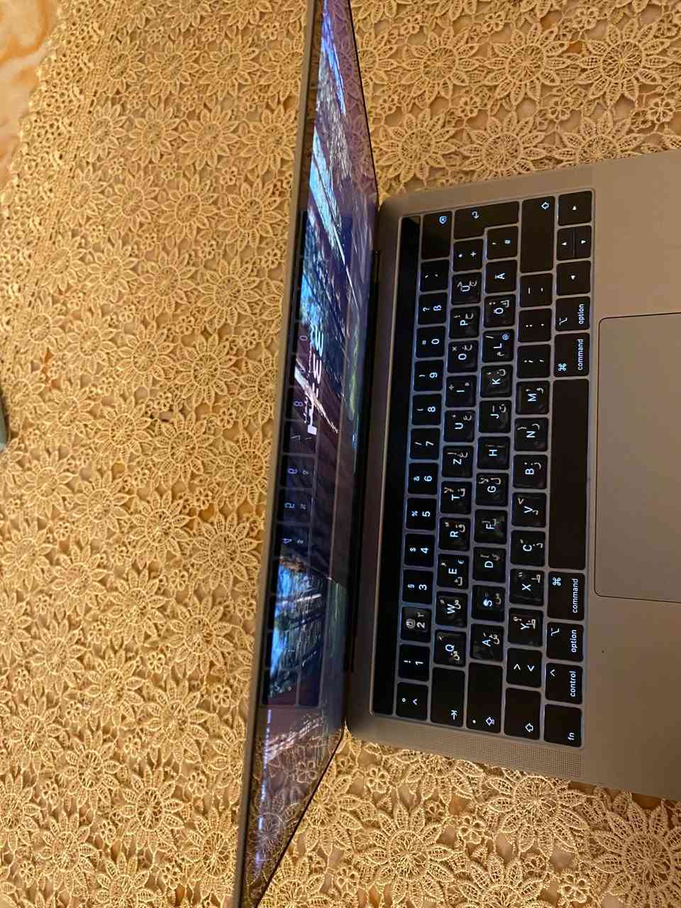 Macbook pro 13in 2019 للبيع 
معالج i5 
شاشه سلم مسطحه 
كيبورد لمس siri
دبل سماعات صوت كلش قوي
نظام ios كامل 
بصمه اصبع وجه 
شحن تايبسي مو محوله 
وبعد بيها هواي مواصفات معروفه 
اخت الجديده الكيبورد بعده بلزكات 
وهواي سوالف سعرها 500 الف وبيها مجال بسيط مكاني بغداد العامريه رقم ***********
