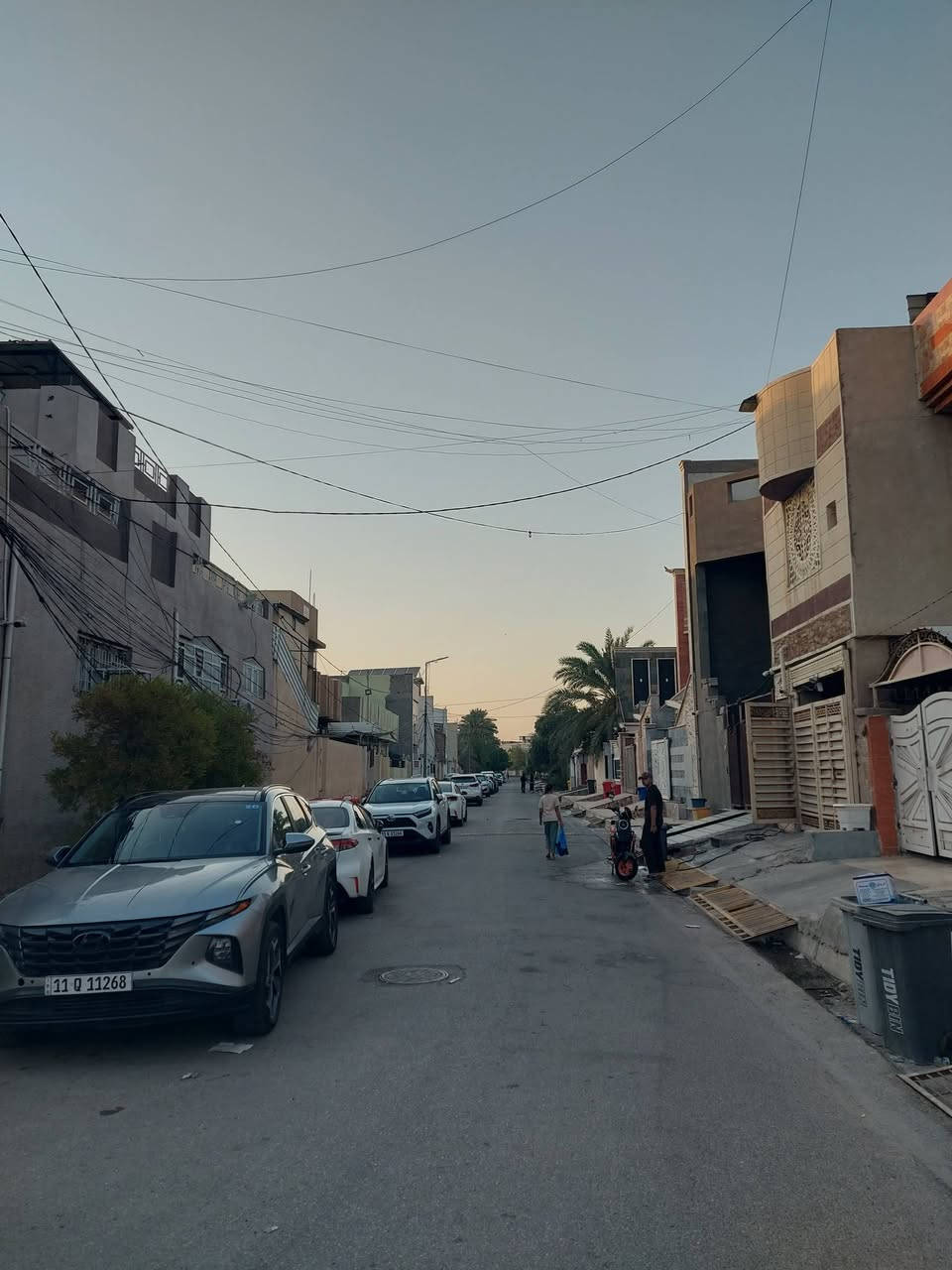 🏘 دار للبيع أو [[ للأستثمار ]]  ✅️ بعقوبة الجديدة ✅️ دور الضباط 
✅️ بناء نهاية التسعينات ✅️ نظيف جدا صالح للسكن ✅️ ✅️ طابو ملك صرف ✅️ تحويل مباشر بالطابو
🔺️ مساحة ( ٣٠٠ ) متر 
🔺️ واجهة ( ٢٠ × ١٥ ) متر 
🏘 طابق الأول : غرفة نوم ✅️ ستقبال كبير ✅️ هول ✅️ صالة ✅️ مطبخ كبير ✅️ مجموعة صحيات ✅️ مناور ( ٢ ) ✅️ كراج سيارة 
🏘 طابق ثاني يتكون من مشتملين 
🏚 المشتمل️ الأول يتكون من : غرفة نوم ✅️ ستقبال ✅️ مطبخ ✅️ مجموعة صحيات 
🏚 المشتمل الثاني نفس مواصفات المشتمل الأول 
للاستفسار مع مكتب نجاح العميري للعقار ☎️
 موقع المكتب ⬅️ مدخل العزات مجاور اسواق نوتيلا الغذائية 🛒 او التواصل على الماسنجر او الواتساب على الرقم *********** 📞📞

