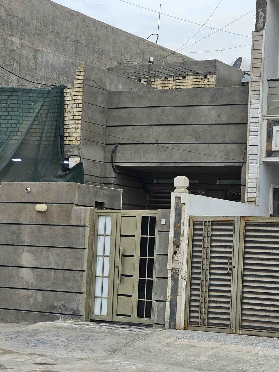 دار للبيع ١٠٠ متر واجهه ٤ متر ونزال ٢٥ قاطع واحد غرفة وصالة وحمام وصالة مطبخ تركي واستقبال وسطحين بناء جديد شارع السمجة عرض الشارع ٣٠ متر السعر ١١٠ وبي مجال الاتصال على الرقم ***********
