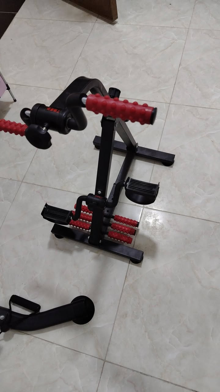 جهاز رياضي للتمرين والتدليك
🔹 جهاز متعدد الاستخدامات للبيت
✅ مخصص لتمارين اليدين والرجلين
✅ يساعد على تحريك وتمرين عضلات الأطراف
✅ يحتوي على بكرات/رولات للتدليك
✅ مقابض وأجزاء مخصصة لتمرين اليدين
✅ دواسات لتمرين الرجلين
✅ تصميم حديدي قوي وثابت
✅ قابل لتعديل حسب وضعيه التمرين
✅ مناسب للاستخدام المنزلي ويوفر مساحه انتَ كاعد تستخدمه 
✅ سهل الاستخدام ولا يحتاج مساحة كبيرة ويحرك المفاصل
✅ وبي من جوه مساند لاصقه يعني ما ياذي الكاشي 
الرقم :*********** 
💰 السعر: 125 قابل للتفاوض 
📩 للمهتمين مراسلة خاص
