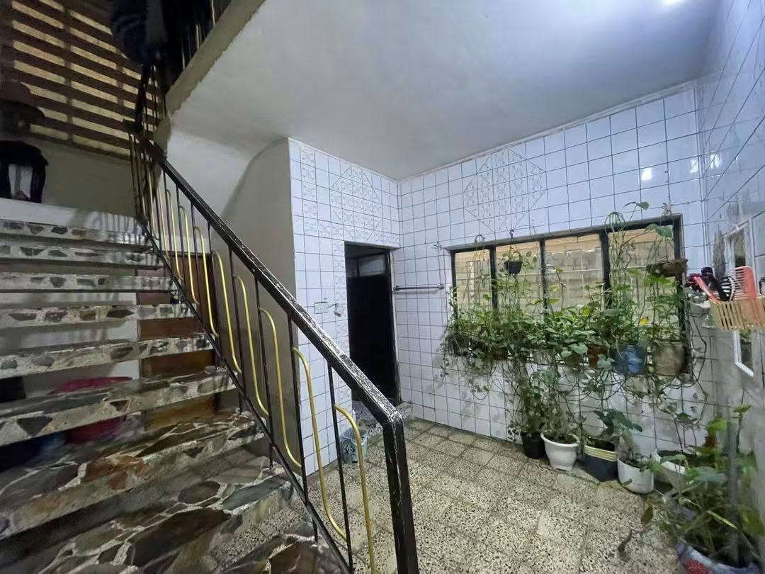 للبيع فقط بيت مساحه ١٦٥ متر وجه ١١ متر ونزال ١٥متر مربع بناء مسلح طابقين طابو صرف بسم واحد فقط يتكون من كراج مدخلين صاله ومطبخ وخدمات وحولي وغرفة نوم وترك وطابق ثاني غرفتين نوم وخدمات وغرفة ثالثه ساندويش نضيف وحلو مكانه شرطه الخامسة شارع مجموعة المصطفى قرب مولده عباس رشيد عرض الشارع ١٠ متر سعر البيت ١٩٠ بي مجال انشالله للاستفسار اتصل مكتب دارك للعقار واتساب ***********  ***********
