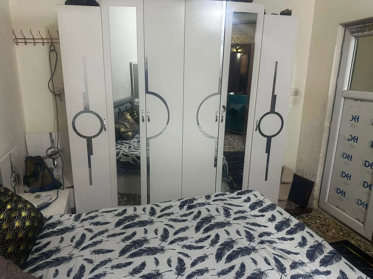 (بسم الله الرحمن الرحيم)
السلام عليكم بيت لبيع في منطقه البلديات ب موقع كلش حلو 

بيت مساحه٩٥م  طابقين٥في١٩ كامل بيت 

جديد موقع كلش مميز 

يحتوي البيت على استقبال وصاله ومطبخ حار وبارد 

خلفي ماكو جيران ملعب ومسبح حيفا
وغرفه نوم والطابق الثاني يحتوي على غرفتين نوم 

الصحيات البيت كامل

سعر البيت١٥٠ مليون مع الأثاث 

البلديات منطقه مقابيل جامع سيد صلاح ***********
