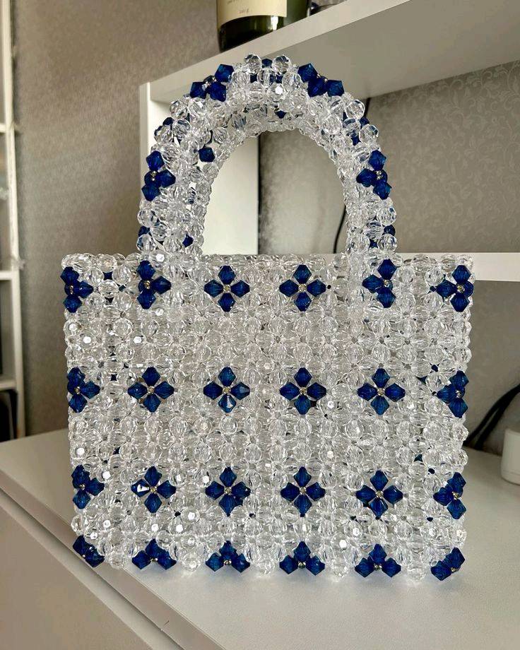 فخامة بلمسة بابلية 👑✨
شنط خرز هاند ميد.. ثكيله بالجمال، خفيفه بالإيد!
منو تريد اللون الأسود الملكي لو الأزرق العشتاري؟ 💙🖤
هاي الحقائب تميزكم بالمناسبات والحفلات وتكدرون تاخذوها هدايا لأحبابكم او حتى تهدون نفسكم للحجر دايكرت او من خلال رقمي على الواتساب ***********وتدكرون تتطلعون على الكتلوك الموجود بصفحتي