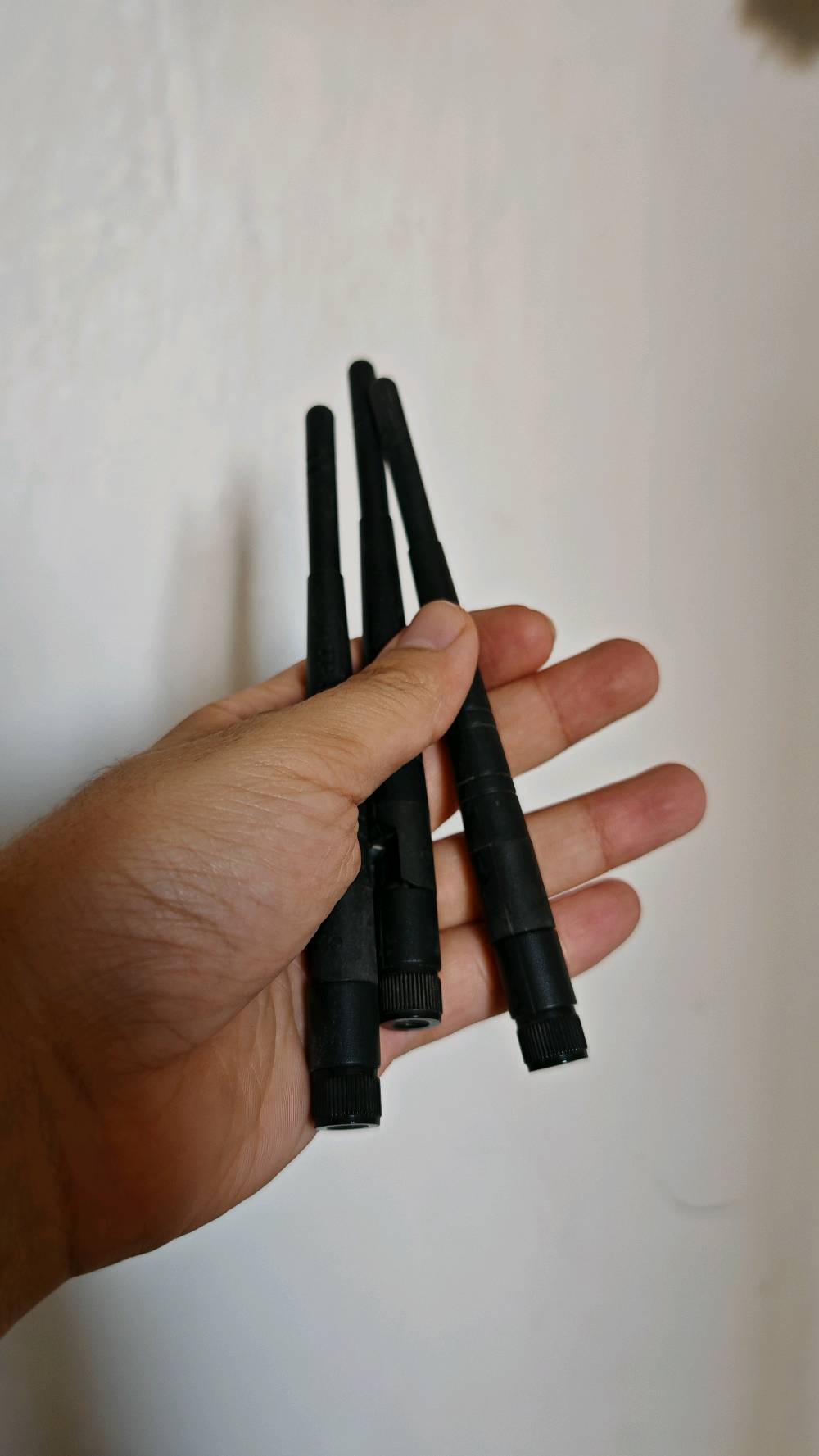 راوتر TP-Link (TL-WR941ND)
​المواصفات: 300Mbps Wireless N Router.
​الملحقات: يشمل الهوائيات الأصلية الثلاثة (3 Antennas) القابلة للفك والتركيب لتغطية أفضل.
​الحالة: مستعمل وشغال بشكل طبيعي (تغير بسيط في لون البلاستيك بسبب القدم).
​الاستخدام: ممتاز كمقوي إشارة (Access Point) أو سويتش لتوزيع الإنترنت.
+
نانو ستيشن Ubiquiti NanoStation M5
​النوع: هوائي استقبال وبث خارجي (Outdoor CPE) تردد 5GHz.
​الملحقات: يشمل محولة الطاقة الأصلية (Ubiquiti PoE Injector) مع كابل الكهرباء وكيبل شبكة LAN.
​الاستخدام: نقل إنترنت لمسافات بعيدة أو الربط مع أبراج الإنترنت.
السعر: 30 ألف وبيه مجال بسيط
المكان:الجادرية قرب جامعة بغداد 
لا يجود توصيل
