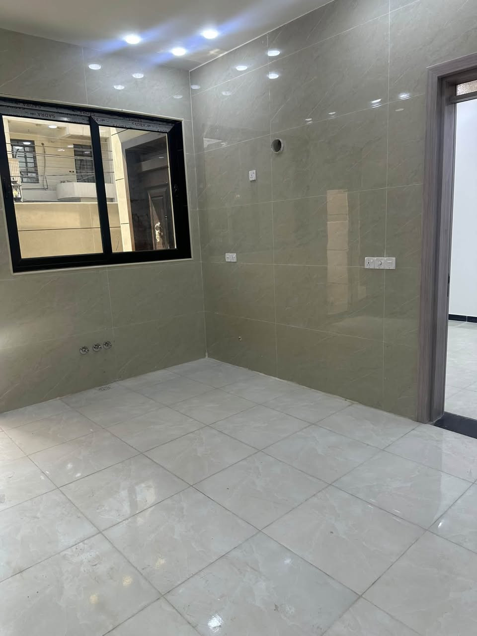 دار للبيع  🏠مساحه ١٠٠ متر واقع حال ب١٣٠ متر ٤ غرف نوم ٤ حمام بناء درجه أولى  📍البوعيثه مجمع شواطئ دجله  يبعد ٥٠ متر عن الشارع العام فرع سوبر ماركت الورده لاستفسار ***********
