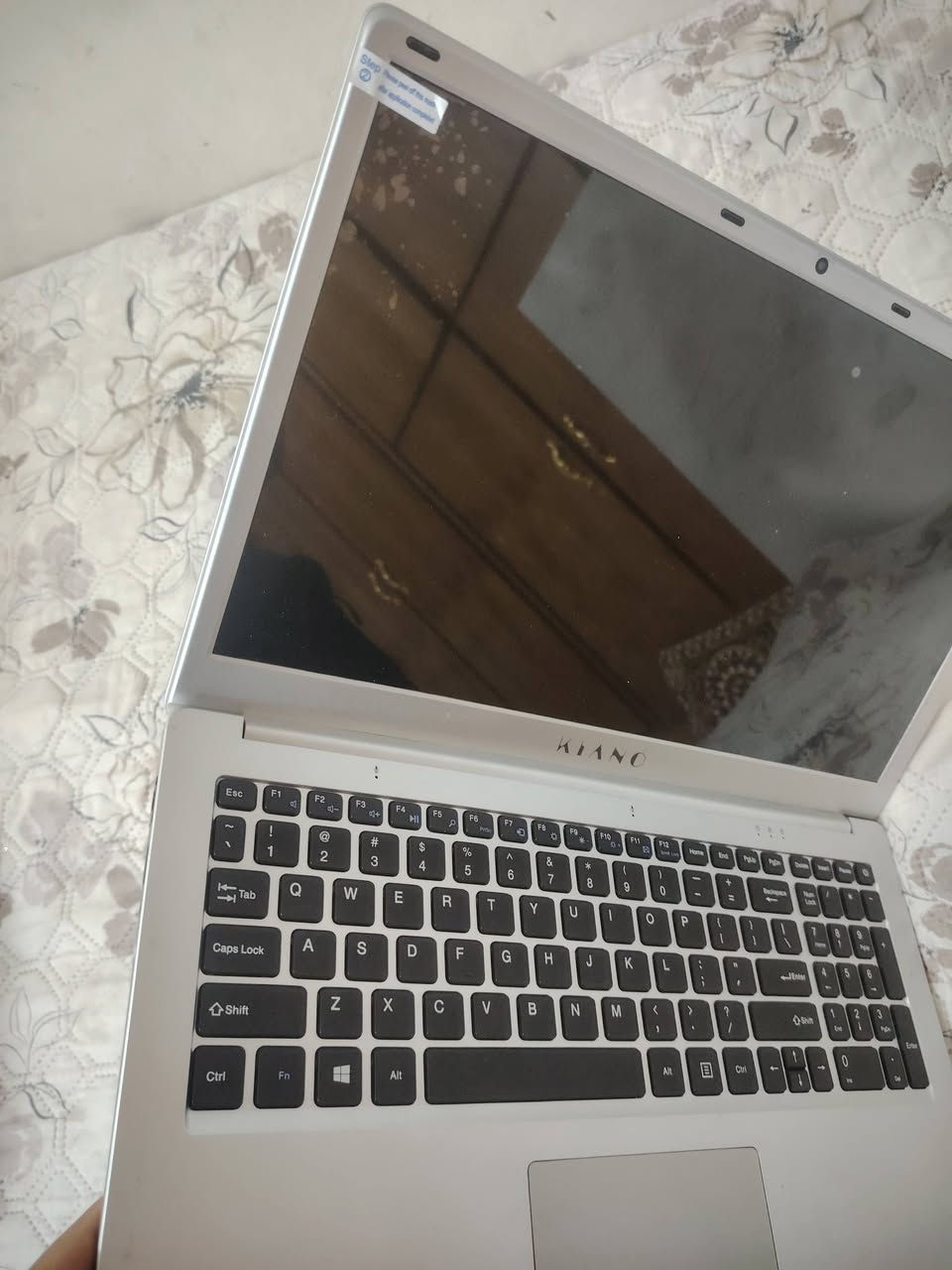 لابتوب لزكه الشاشه بي ما اعرف شنوو مواصفاته طلعلي بل امزون نقص بطاريه ابيعه عل وضعه *********** مكاني رمادي التاميم
