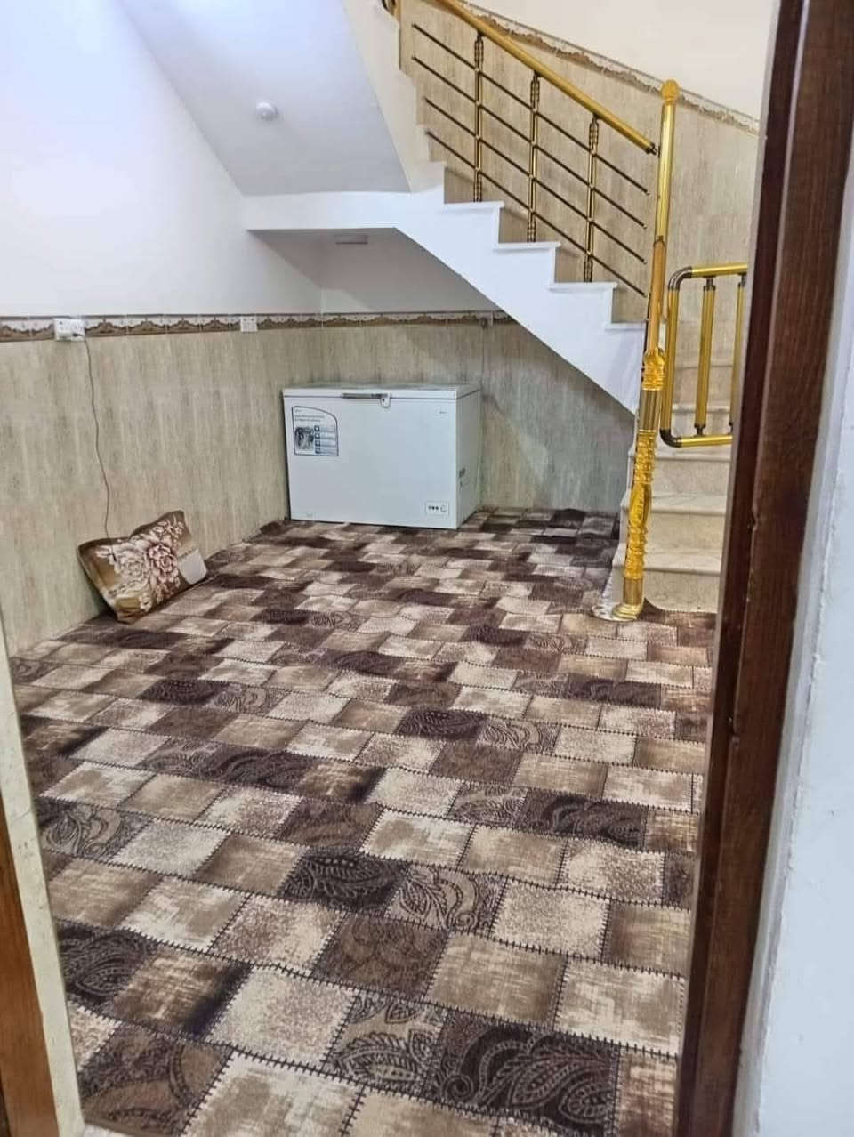 🏠 دار للبيع | فرصة مميزة للسكن والاستثمار
📐 المساحة: 150 متر
📜 الملكية: ملك صرف
🔹 الطابق الأول: • استقبال
• مطبخ حار
• مطبخ بارد
• صالة
• غرفة نوم
• صحيات عدد 2 (داخلية وخارجية)
🔹 الطابق الثاني: • 3 غرف نوم
• صالة
• صحيات
📍 الموقع: جسر ديالى – نهاية شارع المخازن
📌 قرب مدرسة النفس الزكية
✨ دار بموقع مميز ومساحة مناسبة، جاهزة للسكن.
📞 للاستفسار والتواصل: ***********
