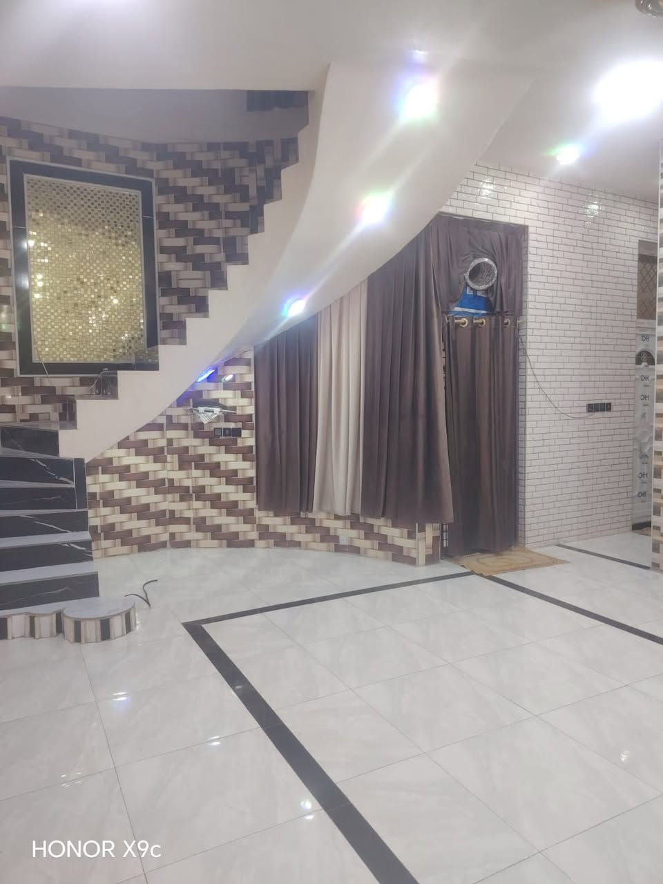 دار سكن للبيع مساحه 114واجهه 6بناء مسلح غرفه نوم وصاله وبراني ومطبخ وصحيات الارضيه بورسلاين فوك صاله كبيرة حي الزهراء قريب على شارع 20 للاستفسار مكتب ياسين للعقار ***********

