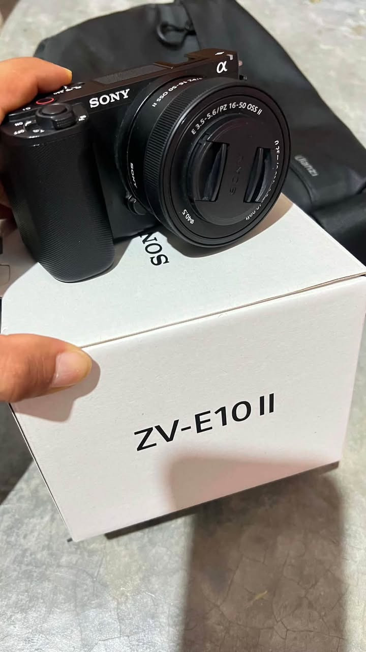 كاميرا Sony ZV-E10 II للبيع
الوصف:
كاميرا احترافية غنية عن التعريف، ممتازة جداً لصناع المحتوى، الفلوغات، والتصوير السينمائي الفوتوغرافي والفيديو. الكاميرا بحالة ممتازة ونظيفة جداً.
أبرز المواصفات الفنية:
 * المستشعر: بدقة 26 ميغابكسل (APS-C Exmor R CMOS).
 * تصوير الفيديو: بدقة 4K حتى 60 إطار بالثانية بعمق ألوان 10-bit.
 * البطارية: تستخدم بطارية NP-FZ100 القوية (أداء يدوم أطول).
 * التركيز التلقائي (AF): نظام تتبع سريع ودقيق جداً للعين والوجه مع 759 نقطة تركيز.
 * الشاشة: شاشة لمس متقلبة بالكامل وتدعم التصوير العمودي.
 * الصوت: مايكروفون مدمج ثلاثي الاتجاهات لتقنية صوت واضحة.
 * السعر: 1,150,000 دينار عراقي (مليون و150 ألف)
 * للتواصل والاستفسار: ***********

