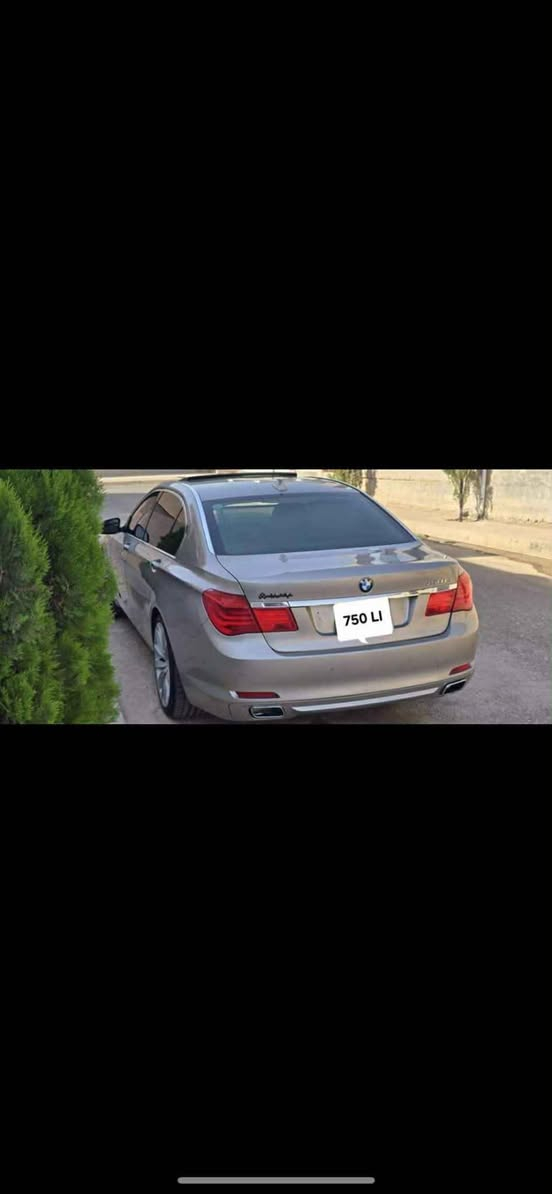 بي ئيم ٢٠١٢ دوبه يي فول فول بي سبوغ بي براوه گير و مه كينه توند و تؤلي كاره بايي هه موي به شه رت شوين مصيف كؤري
 *********** شقلاوة, أربيل

نص مكتوب في الصور:
- BMW
- دوبـي ساغ فول فول 2012 BMW ***********