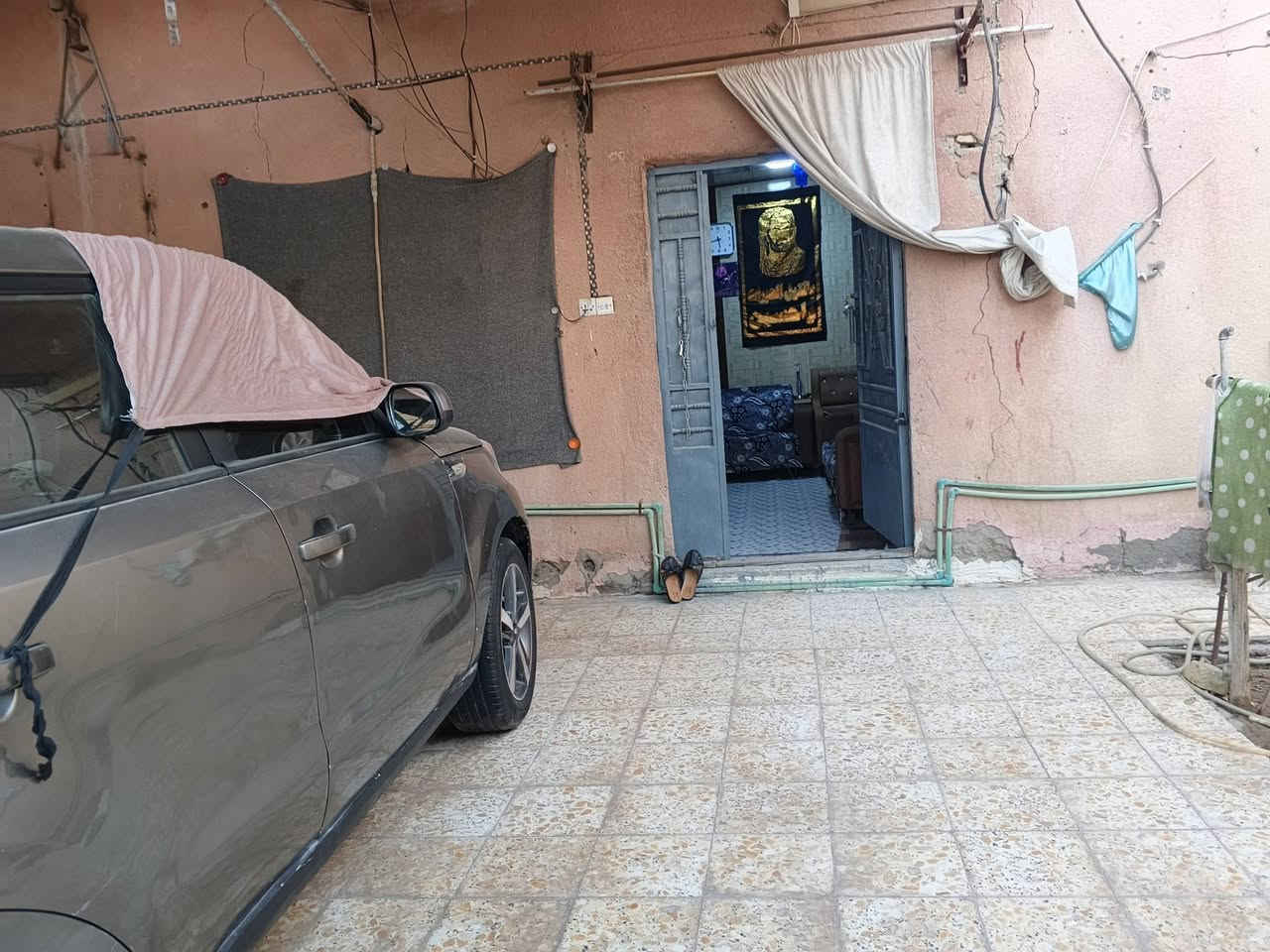 السلام عليكم يوجد بيت للبيع زراعي المكان قرب شركة الغاز بين الفرهه والحسائيه مساحة البيت 200 متر بلوك عكاده يتكون من غرفتين وصاله ومطبخ وصحيات داخليه وخارجيه وديوانيه وترك داير البيت وكراج سياره السعر 75 وبيه مجال الاستفسار *********** امجد للعقار مستعدون لكافة العروض
