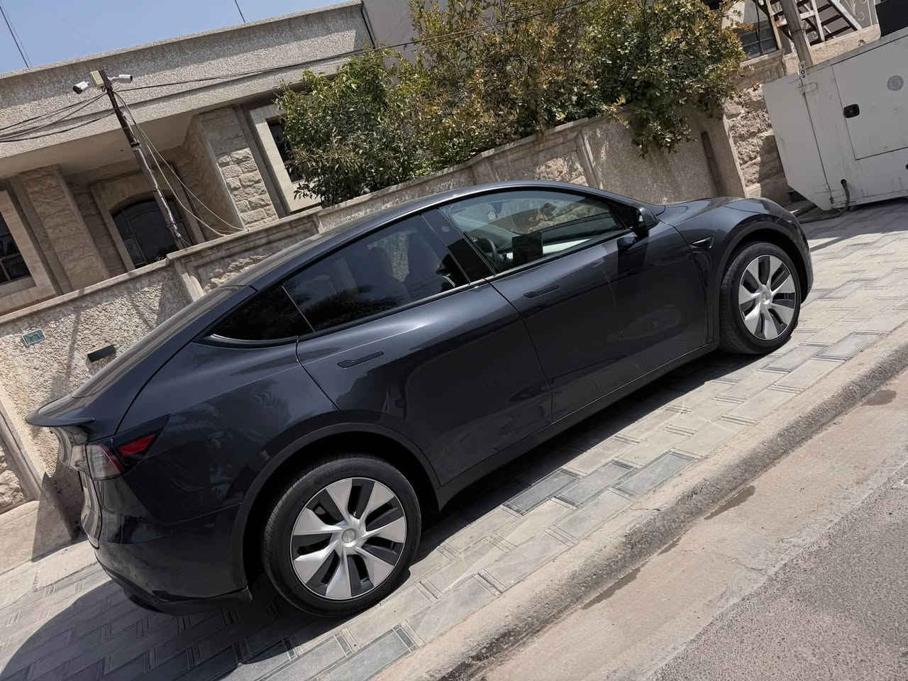 Model Y Long Range AWD 2024

دفع رباعي AWD - محركين

المحرك الخلفي

حوالي KW 220

المحرك الأمامي

حوالي KW 158

البطارية

حوالي kWh82-78 إجمالي حسب البطارية

القابل للاستخدام

kWh 75 حوالي

0-100 كم/س

حوالي 4.5 ثواني 🚀 
القوه الحصانيه 400 🐎 

السرعة القصوى

217 كم/س
الداخل ابيض 
كراسي تدفئه 

المدى

حوالي 500 كم EPA، ويختلف حسب المشي 

المقاعد ٥ 
ماشيه ١٧ الف ميل 
السياره اون لاين كنكشن تسلا 
تحديث اخر سوفت وير 

باب وجاملغ مصبوغ 
ايرباك برده وكرسي 

دخول جديد تترقم بغداد 

مكان السياره بغداد مجمع البدور او حي الجامعه 

صور الحادث مرفقه بالمنشور 
السعر 19000 $ 
190 ورقه السعر شامل الترقيم وبيها مجال شي بسيط 

لل استفسار واتس اب او اتصال 

*********** ☎️

نص مكتوب في الصور:
- BIDCARS
