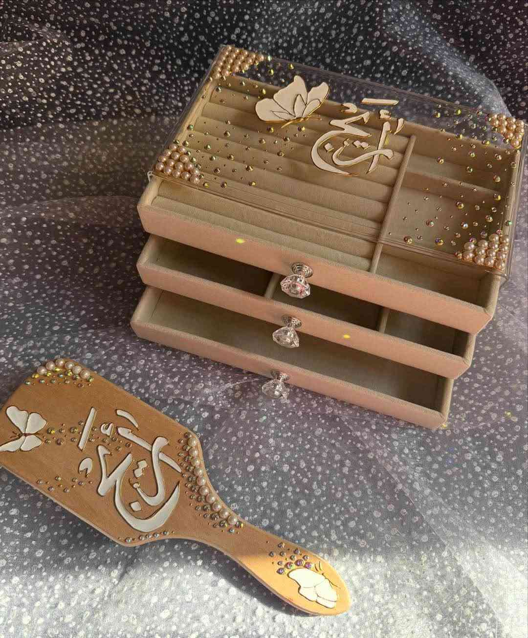 بكجات 
عروض على هذة البكج 
شغلي حسب الطلب
يتوفر توصيل لجميع المحافظات العراقية
الحجز قبل اسبوع
ضمان الوان ضد الماء بغداد, العراق

نص مكتوب في الصور:
- خان الوان
- @duaa.__store