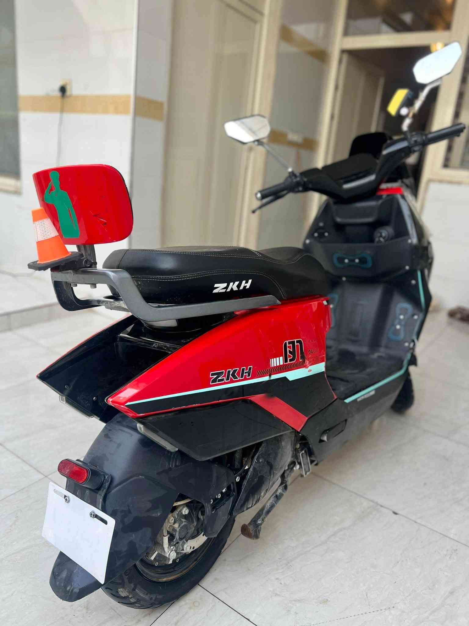 سلام عليكم
دراجه شحن نوع ليون 137
6بطاريات دبل 
2000w 
3سرع 
الدراجه جديد ما ناقصها شي 
سرعتها الحقيقيه 78 حقيقي 
مصارلي 5 اشهر لمن اخذتها اخذتها ب 1500 
واريد ابيعها لان اعتازيت فلوس الدراجه بيها ملاحضات بصيطه موجوده بل صور 
لايتات عدسات عدد4 صلاوات الايت ماله نهار واضاءه اليدي بك رماش عند البريك دبلات بعدهن جديدات ع بلادهن بطارياته بعدهن جديدات التايرات هم بعدهم جديدات بيها بلوتوث بيها بك رجوع الى الخلف تثبيت سرعه  الهورن ماله. مفصوخ الواير وما سويته ماصارلي مجال 
المكان اربيل 
التواصل واتساب فقط ***********
السعر مليون وبي مجال

