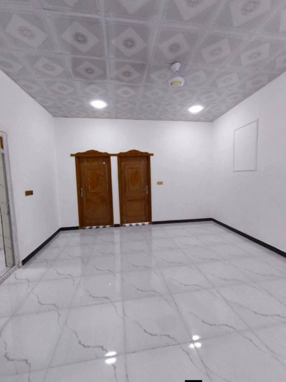 السلام عليكم واسعد الله اوقاتكم

يتوفر لدينا دار سكن للبيع  
#طابو زراعي عراقي 
وكاله و نسخ من طابو و مكاتب 

مساحة  140 م
 
يحتوي البيت على 
غرف نوم عدد 2
ديوان 
مطبخ 
صاله 
صحيات داخلي وخارجي
 درجه اولى وجاهز من كلشي  منطقه هدوئ ومتوفر بيها جميع  
 الخدمات ماء كهرباء مدارس قريبه 
البيت يقع على شارع 10 م  اناره الشارع كله

#العنوان :البصره حمدان
((السعر 70 وبي مجال ))
اللاستفسار الاتصال على الهاتف ☎️ 📞 
☎️((*********** البصرة, العراق
