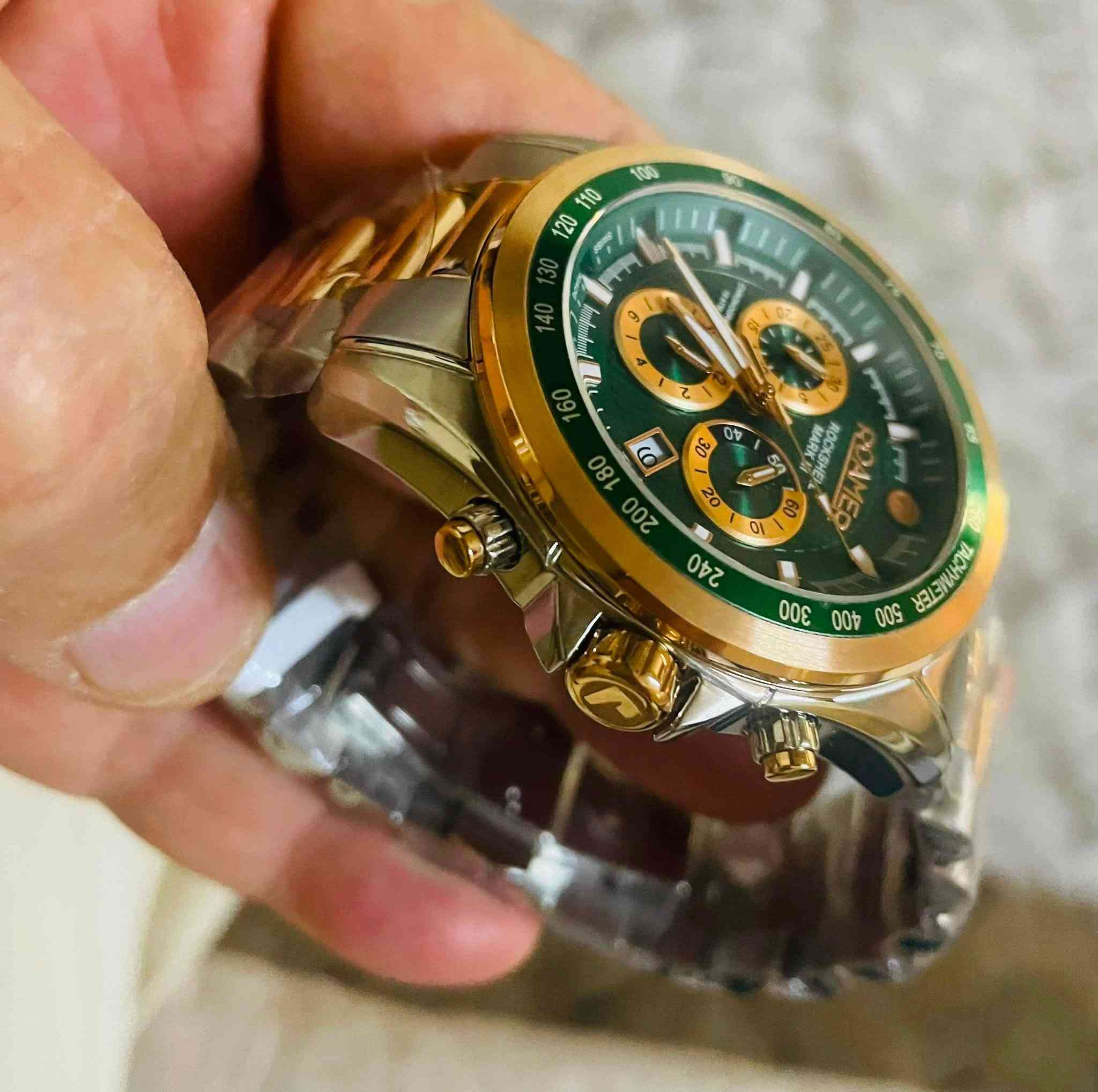 ساعة(Roamer Rockshell Mark) السويسريه الرقم المرجعي(220837   49.  75. 20) 
قطر الساعه 44 ملم
حركة الساعه كوارتز( بطاريه)
( مواصفات الساعة)
الهيكل والسوار من الفولاذ المقاوم للصدأ( ستانلس ستيل)
مطعم بطلاء ذهبي ثابت
لون المينا تتميز بلون الأخضر داكن 
عقارب ذهبية وأطار خارجي بلون الأخضر 
تحتوي على مقياس التاكيوميتر 
الساعه ستوبوتش كونوغراف
( التوقيت المؤقت)
نافذه لعرض التاريخ عند الرقم 4
مقاومة الماء حتى عمق 100 متر
الساعه جديده لم تستخدم مع كافة  ملحقاتها 
النظافه( لوك)
السعر200$  
للمهتم خاص ***********
المكان كركوك يوجد توصيل
