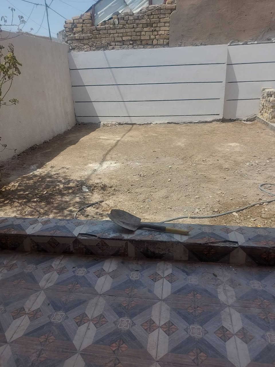 الدار للبيع بالشهداء شارع الاطلال ثاني فرع على اليسار قديم مرمم حديث حاليآ غير مسكون مساحه ٢٠٠متر وجه ١٠متر ونزال ٢٠متر سطح صب واشتايكر جديد إستقبال وهول وصالة وغرفتين نوم وكراج وحديقة وصحيات داخليه وخارجيه السعر ١٤٠ وبي مجال 
الهاتف ***********
