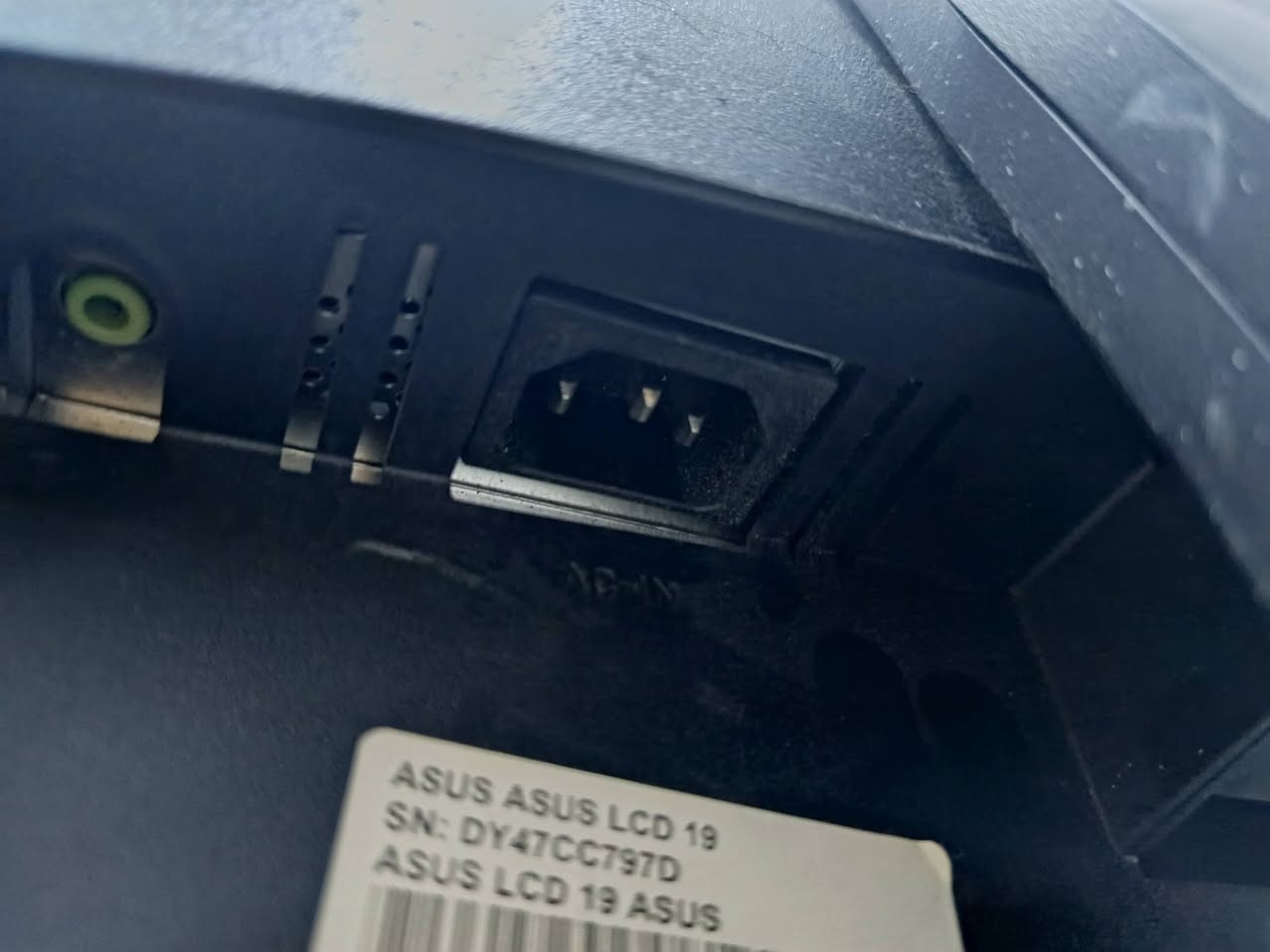شاشة من نوع ASUS اصلية نضيفة  وشغالة للكامرات وال pc
السعر 50 ألف 
تواصل خاص واتساب ***********
