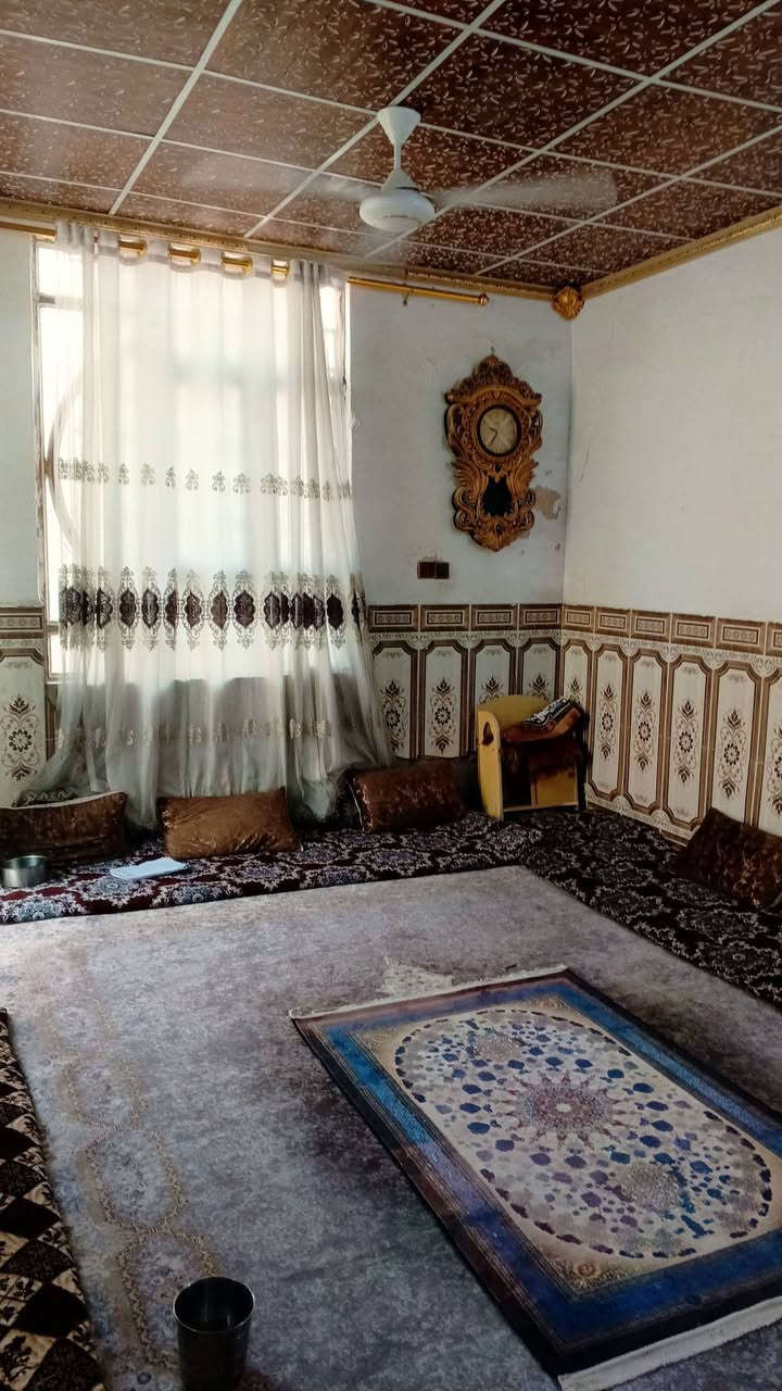 يا الله بيت للبيع 200م 🏠 
3غرف نوم🛌 
طابو زراعي سند 25📋  
بي قرار محكمة 
سعر 35💲💵 مجال
 
بناء بلوك صب كونكريت 
 
خدمات كامله
 مدرسه اهليه او حكوميه 🏙

🧭العنوان نجف الاشرف مقابل قرية الغدير الاولى شارع الصب عمود 270

☎️
((***********))
