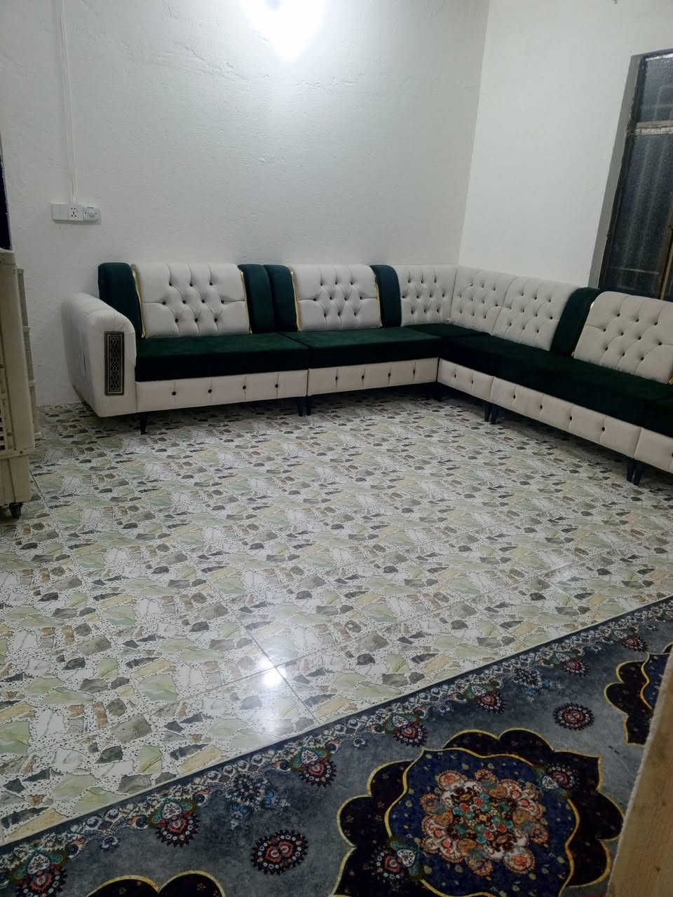 سلام عليكم بيت للبيع م 250 قرب محطة الشيخ شارع متنبي ،،***********,,,,,,***********
