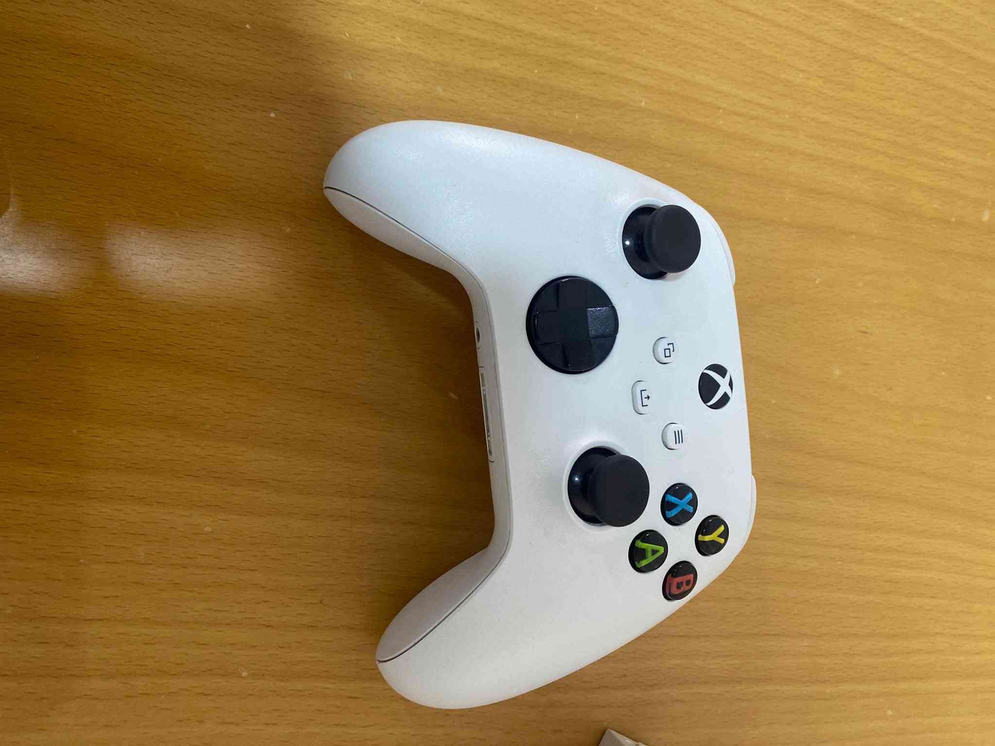 🔥 للبيع: بكج إكس بوكس سيريس اس (Xbox Series S) متكامل - بحالة الوكالة! 🔥
جهاز الجيل الجديد، ستيكر الشركة ممفتوح نهائياً (ما مفتوح ولا مصلح)، ويا فول ملحقات، جاهز للعب المباشر!
🎮 تفاصيل الجهاز والبكج:
 الجهاز: إكس بوكس سيريس اس (الستيكر الأصلي ممفتوح).
 اليدات: يدتين (اليد الأصلية + يدة سوداء إضافية أصلية).
 قاعدة الشحن والتبريد: قاعدة مخصصة + مروحة تبريد مدمجة.
 البطاريات: بطاريات قابلة للشحن.
 🎁 هدية ويا الجهاز: اشتراك جيم باس (Game Pass) شغال مجاناً!
 الملحقات: كافة الوايرات الأصلية + الكارتون.
💰 سعر البُكج (بدون الهارد): 575,000 دينار عراقي.
💾 إضافة اختيارية (هارد خارجي):
متوفر أيضاً هارد Seagate بسعة 5 تيرا (يكفي لمئات الألعاب) بسعر 190,000 دينار عراقي.
💰 السعر الإجمالي للبُكج كامل ويا الهارد (شلع): 770,000 دينار عراقي (وبي مجال للطيبين).
📍 العنوان: بغداد - الصالحية.
📞 للتواصل (اتصال / واتساب): ***********
