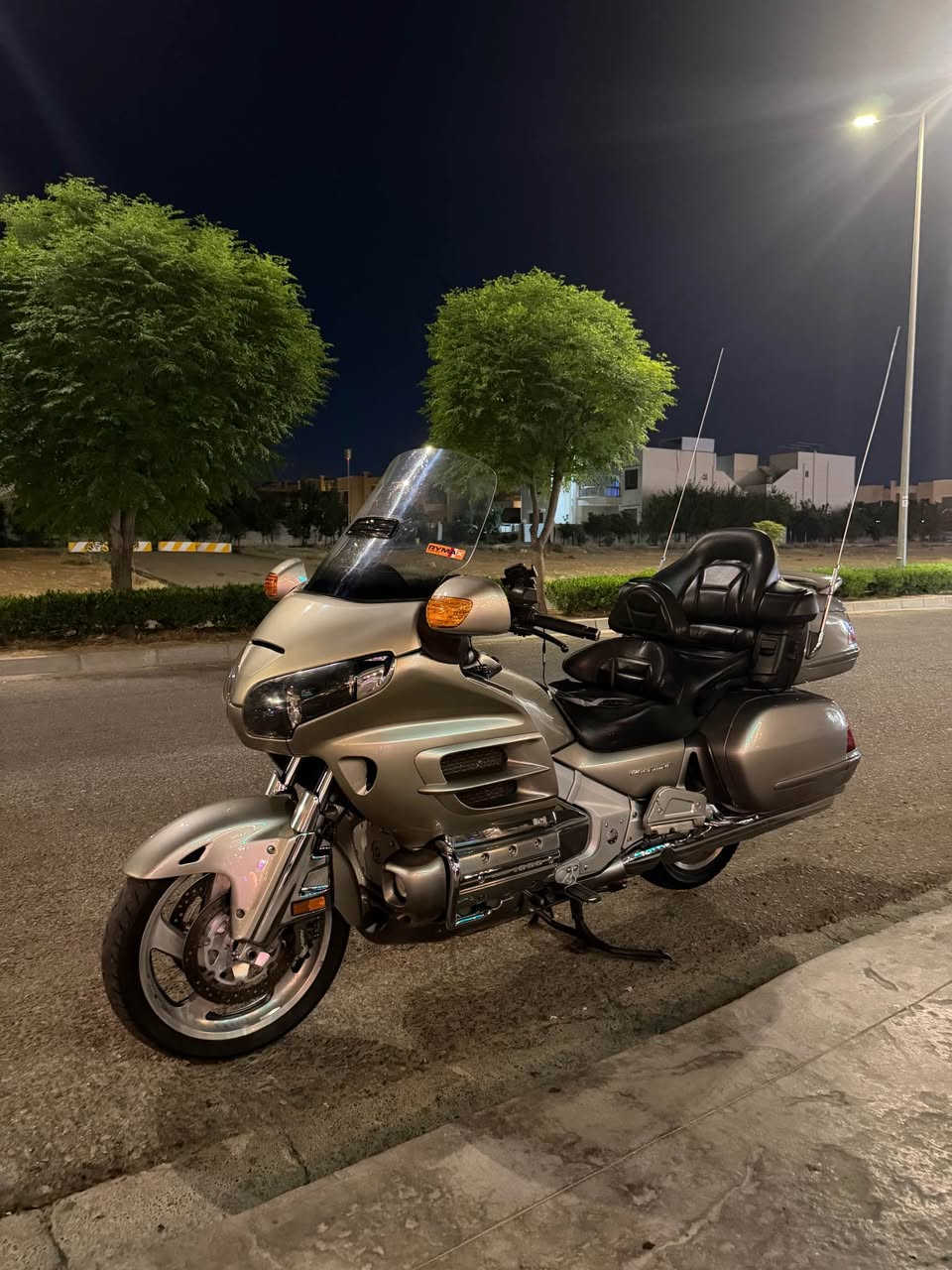 هوندا كولدن 1800 
كير ومحرك وكهربايت كله بل شرط 
اي نقص مابي الدراجة 
بدون رقم 
*********** أربيل, العراق
