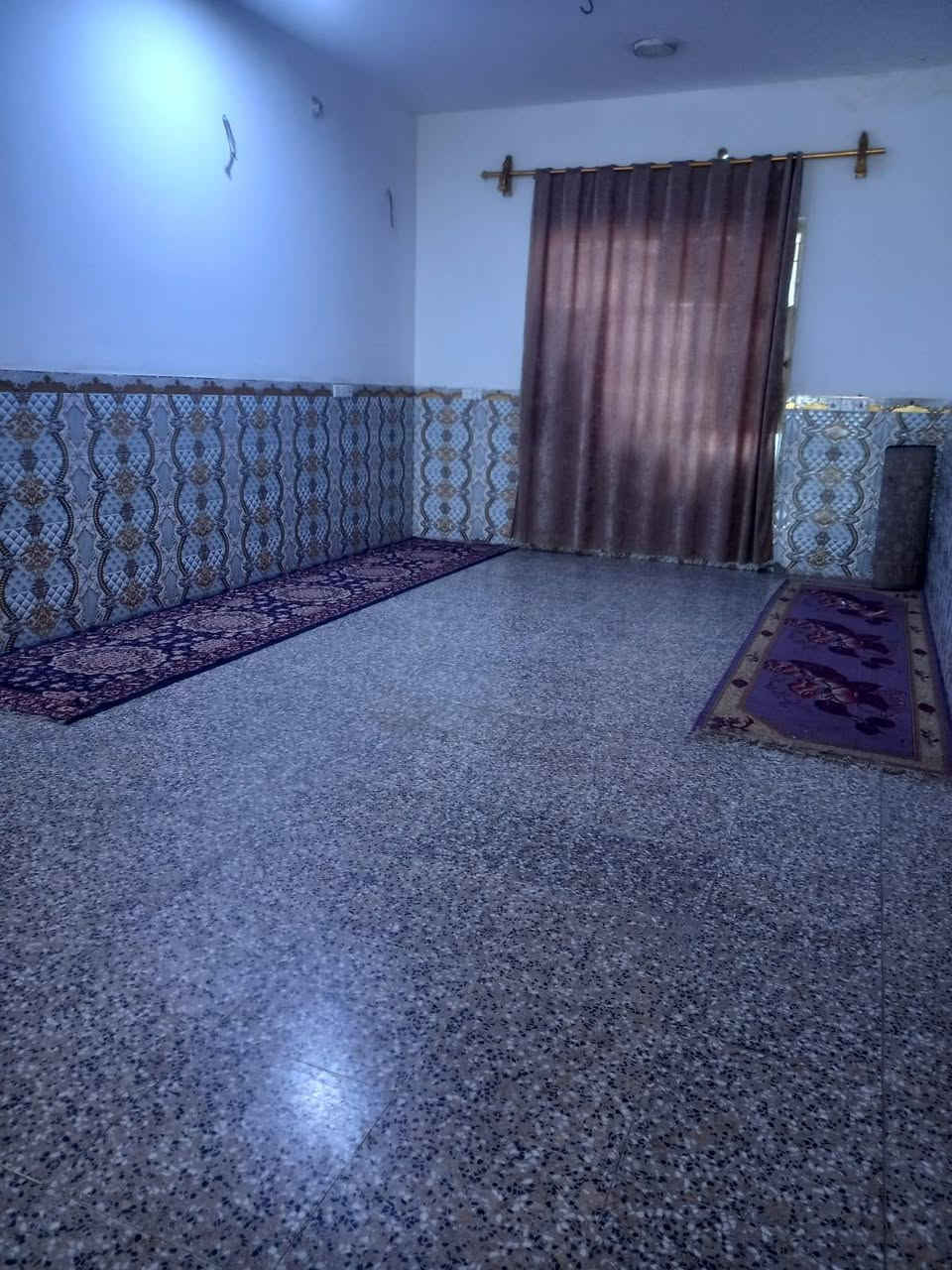أرض زرعيه البيع المساحه ٢٠٠٠ متر وجهيته ٢٤ متر بيت جديد خدمات كامله بي عله طريق السنيه الدوانيه جهت الزوار عن الشارع العام ١٠٠ متر *********** غرفتين وصالتين وبراني وصحيات خارجيات وداخليات وكراج بي مساحه ترك
